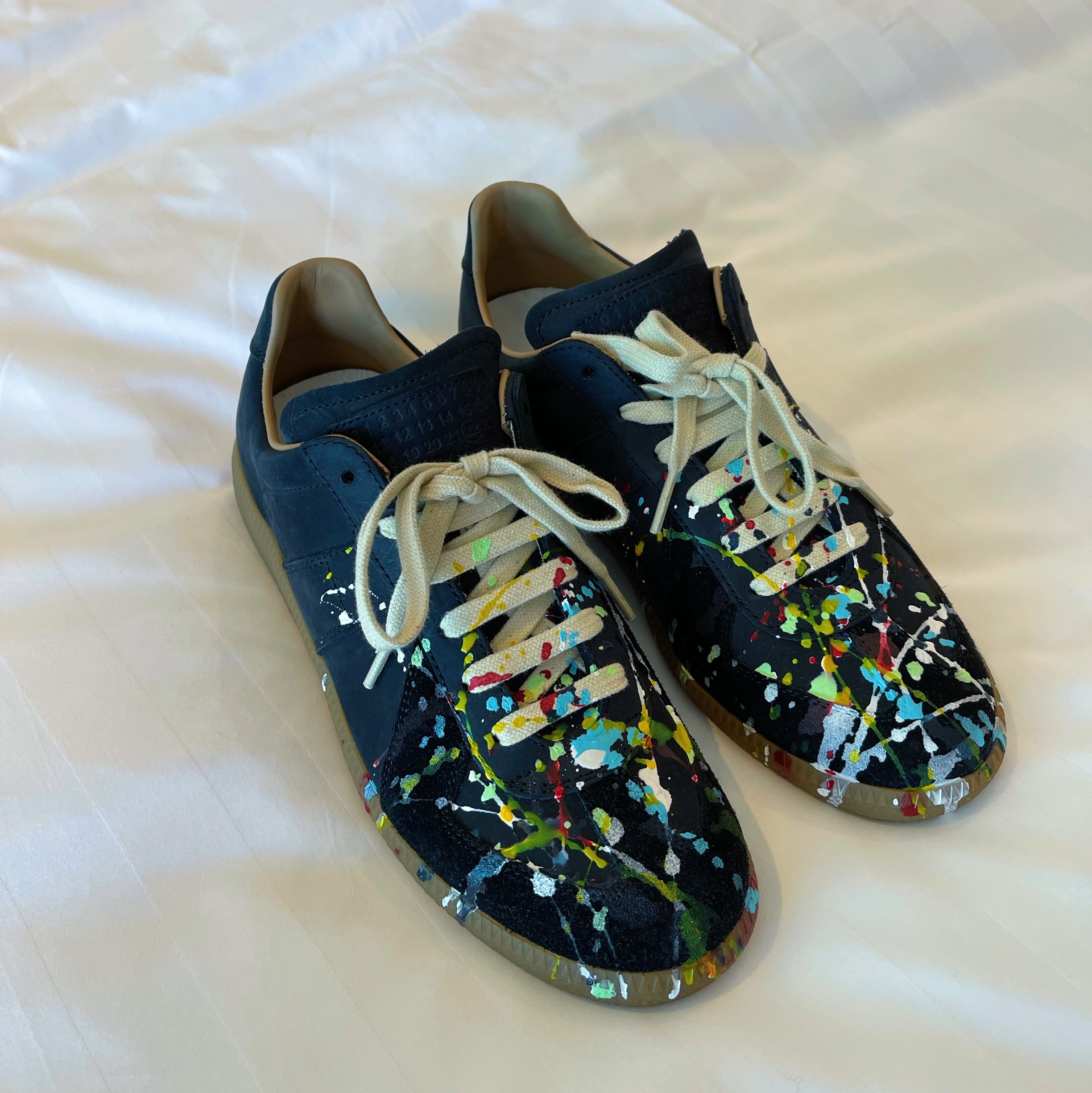 Maison Margiela Replica Paint Drop Sneakers Black 착용 스타일 - 1