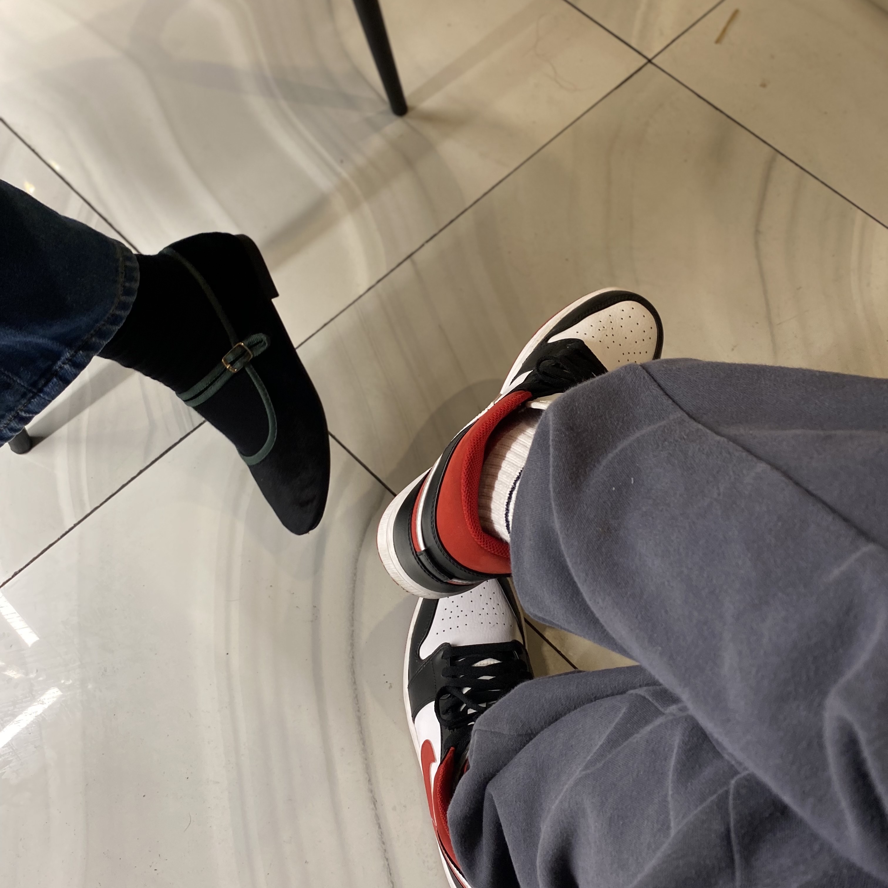 Jordan 1 Mid Gym Red Black White 착용 스타일 - 2
