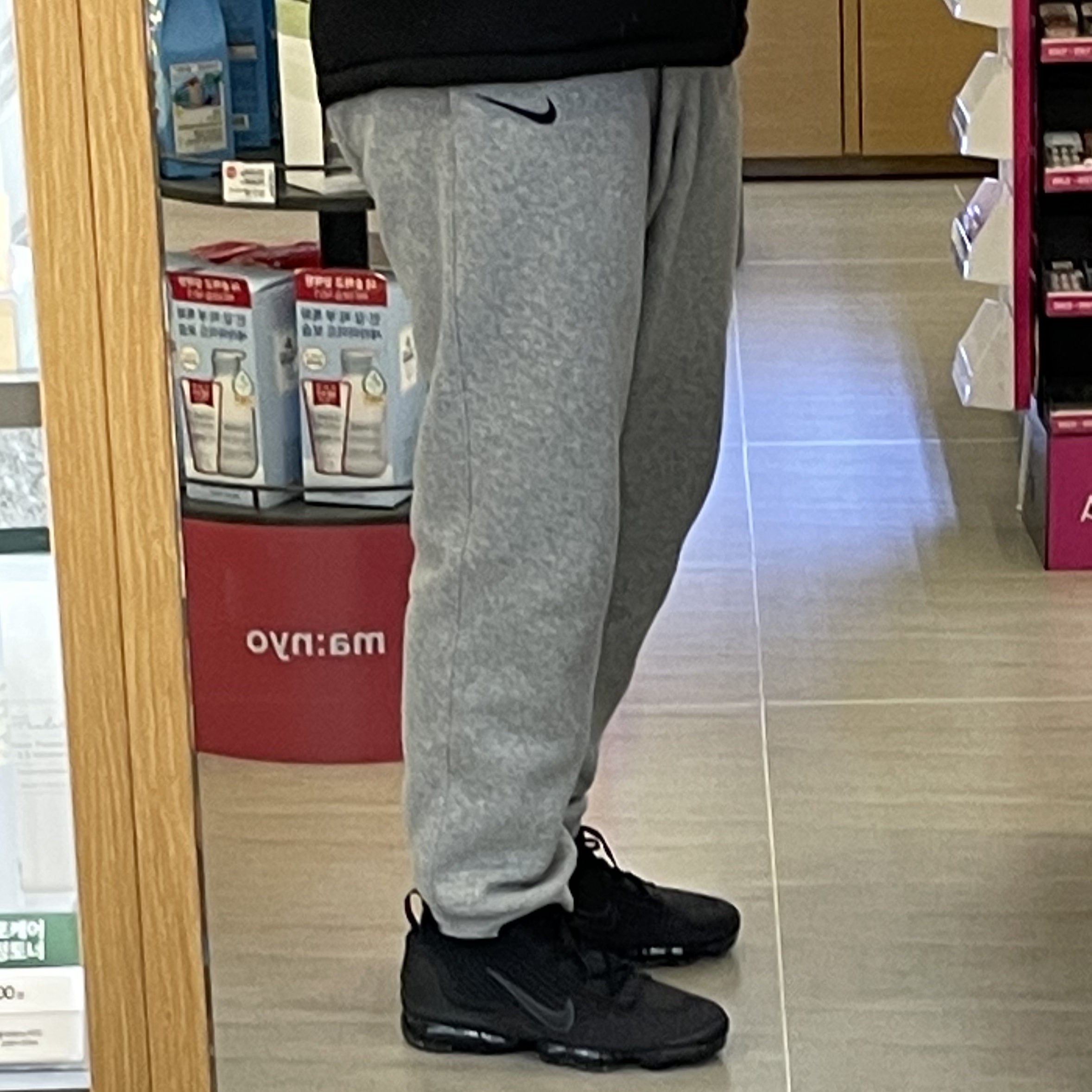 Nike Air VaporMax 2021 Flyknit Triple Black 착용 스타일 - 1