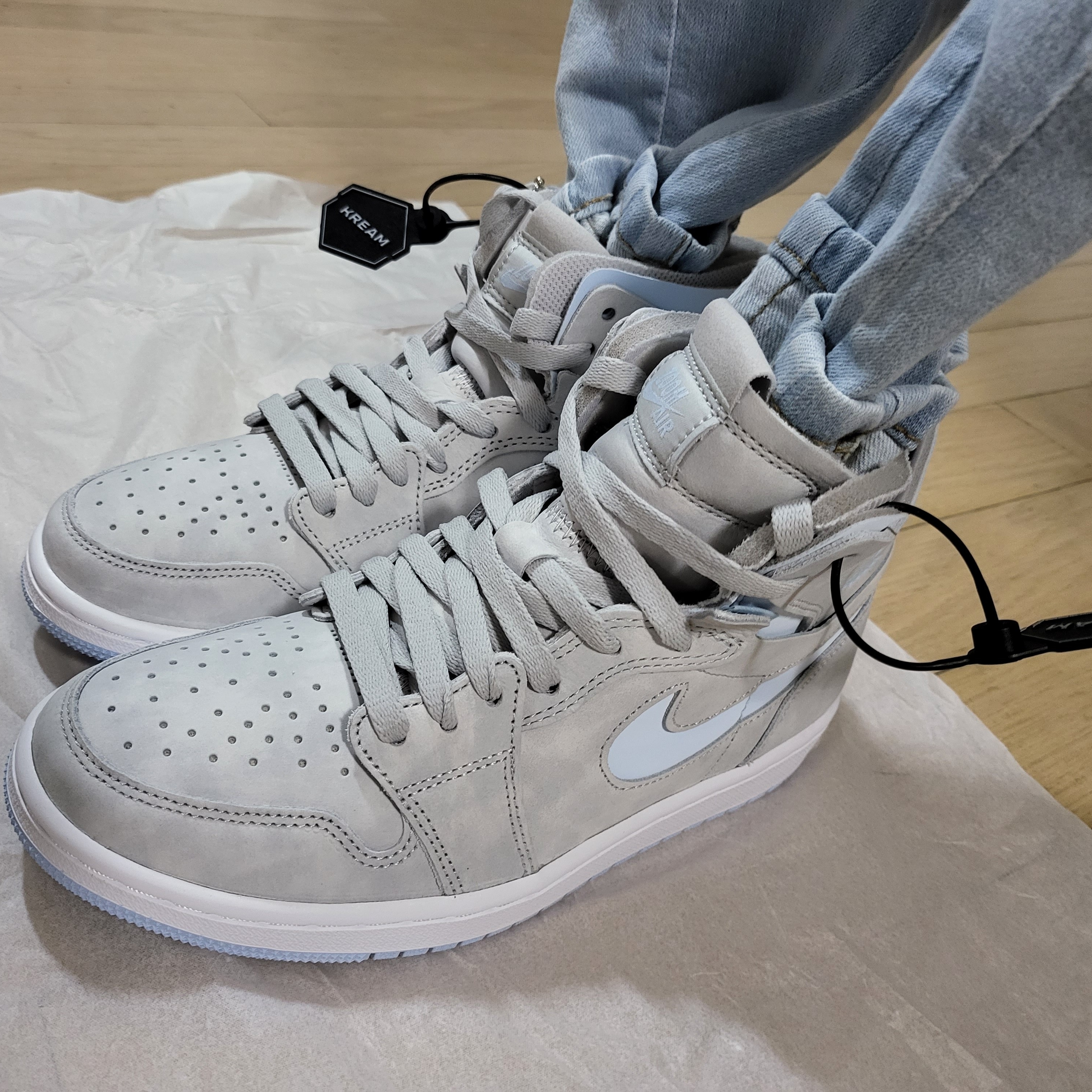 (W) Jordan 1 Zoom Air CMFT Grey Fog and Celestine Blue 착용 스타일 - 1
