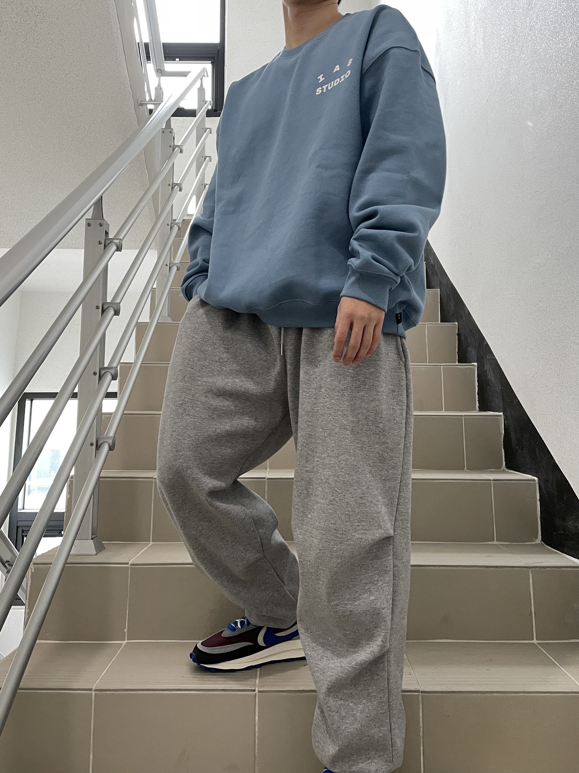 IAB Studio Crewneck Sky Blue, Nike x Sacai x Undercover LDWaffle Night Maroon Team Royal 착용 스타일 - 1