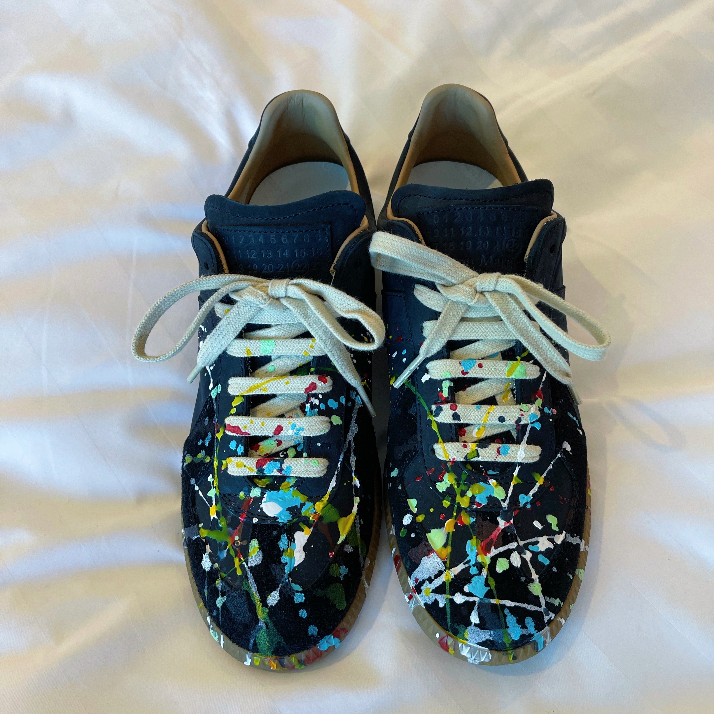 Maison Margiela Replica Paint Drop Sneakers Black 착용 스타일 - 4