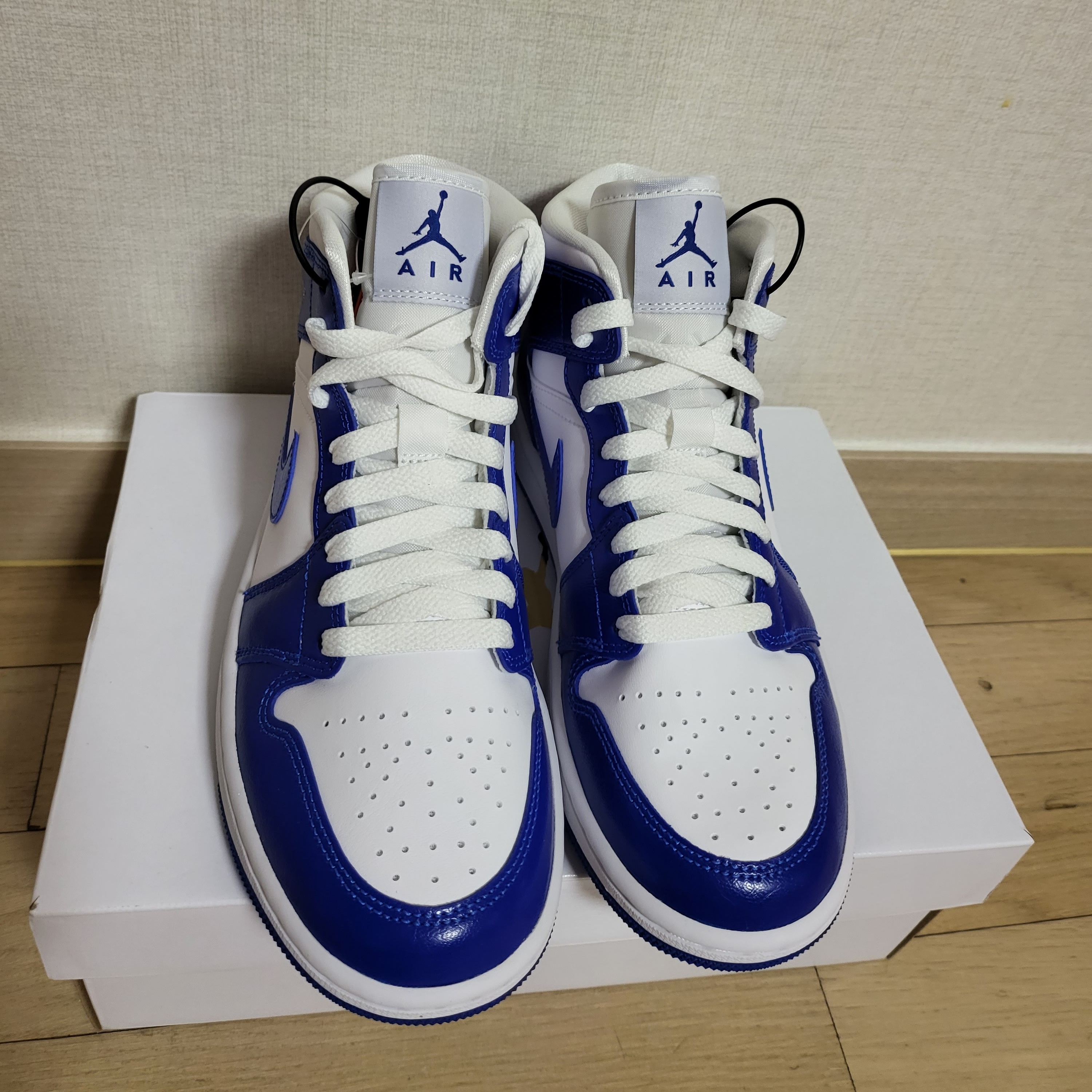 (W) Jordan 1 Mid White Hyper Royal 착용 스타일 - 3