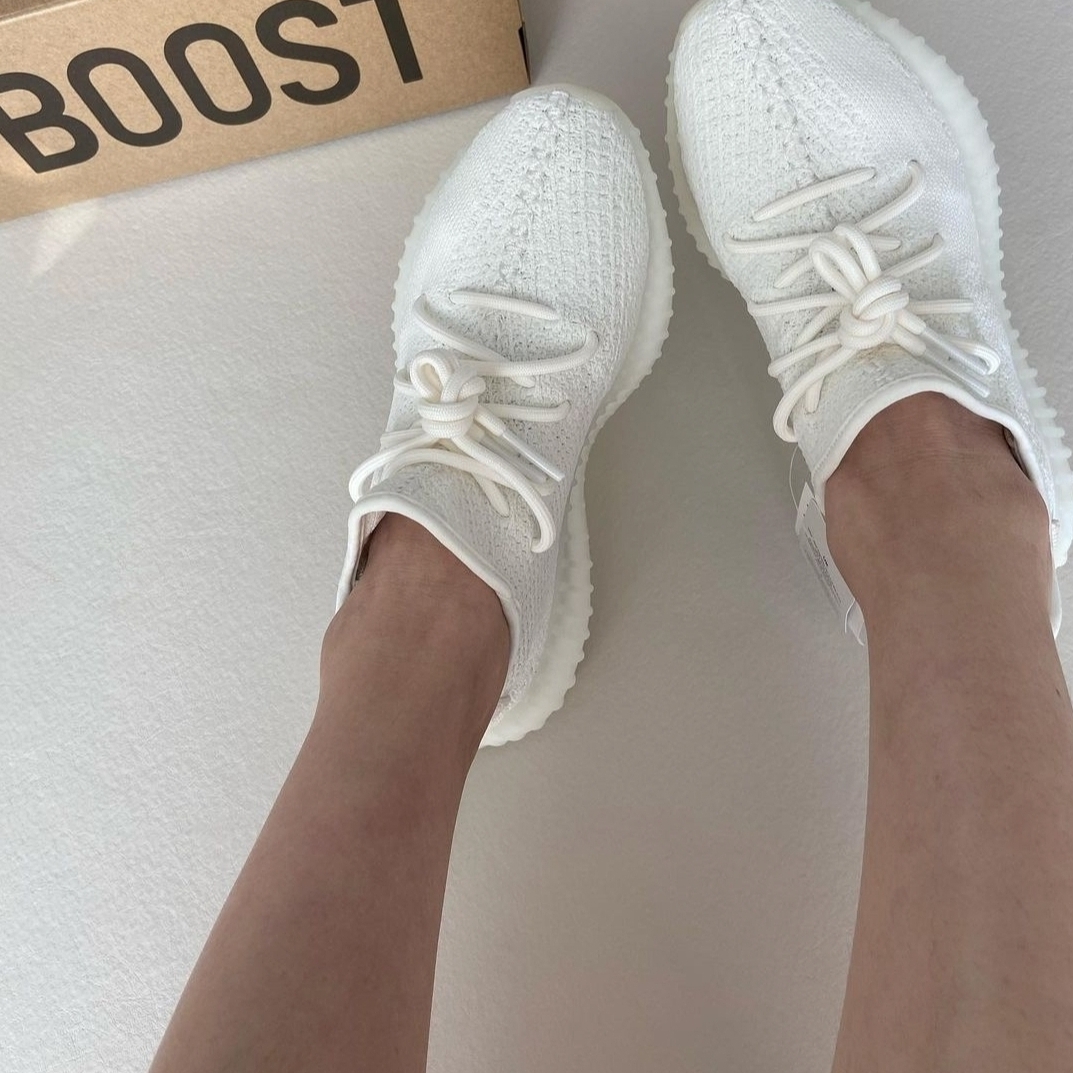 Adidas Yeezy Boost 350 V2 Cream/Triple White 착용 스타일