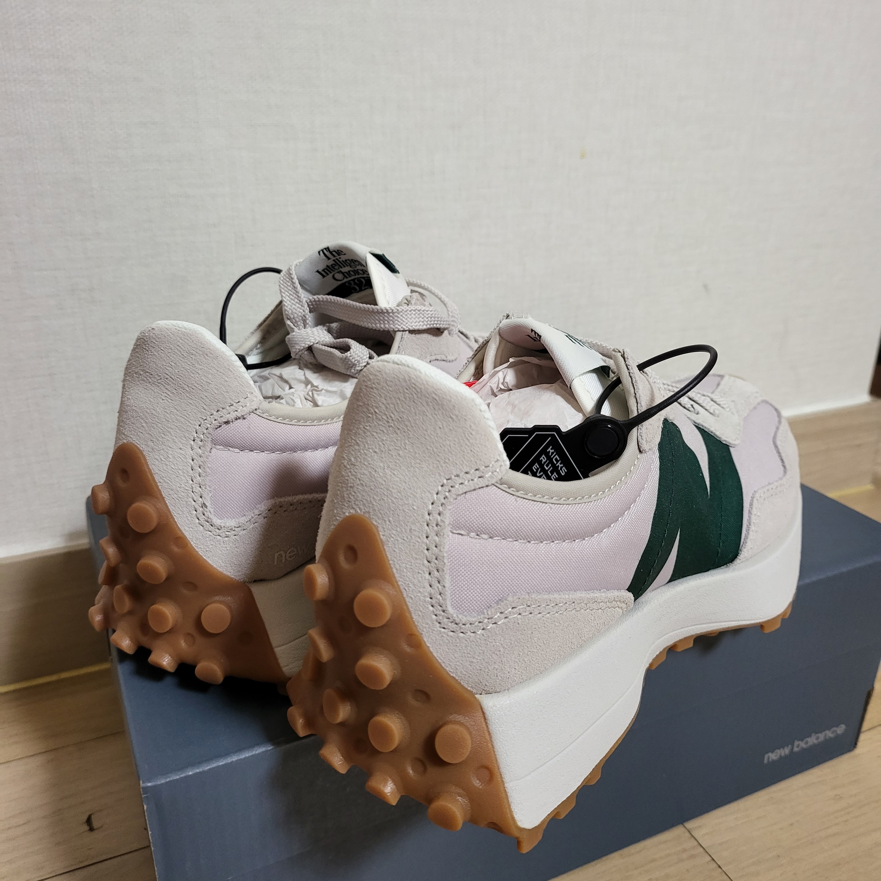 New Balance 327 Timberwolf 착용 스타일 - 3