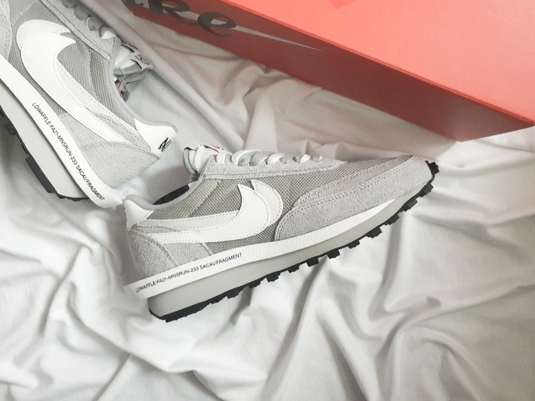 Nike x Sacai x Fragment LDWaffle Light Smoke Grey 착용 스타일 - 2