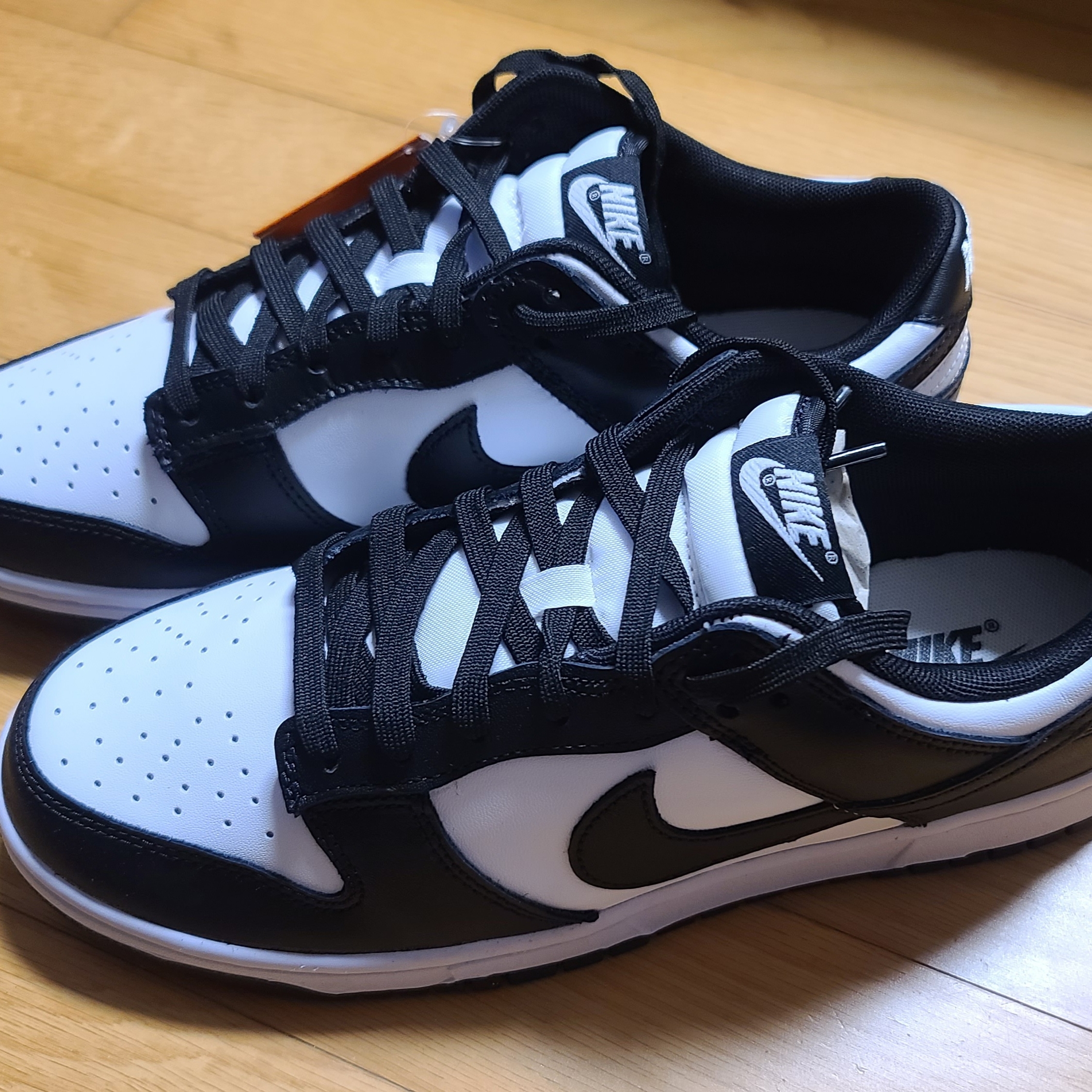 Nike Dunk Low Retro Black, Jordan 1 Low Black Particle Grey 착용 스타일 - 3