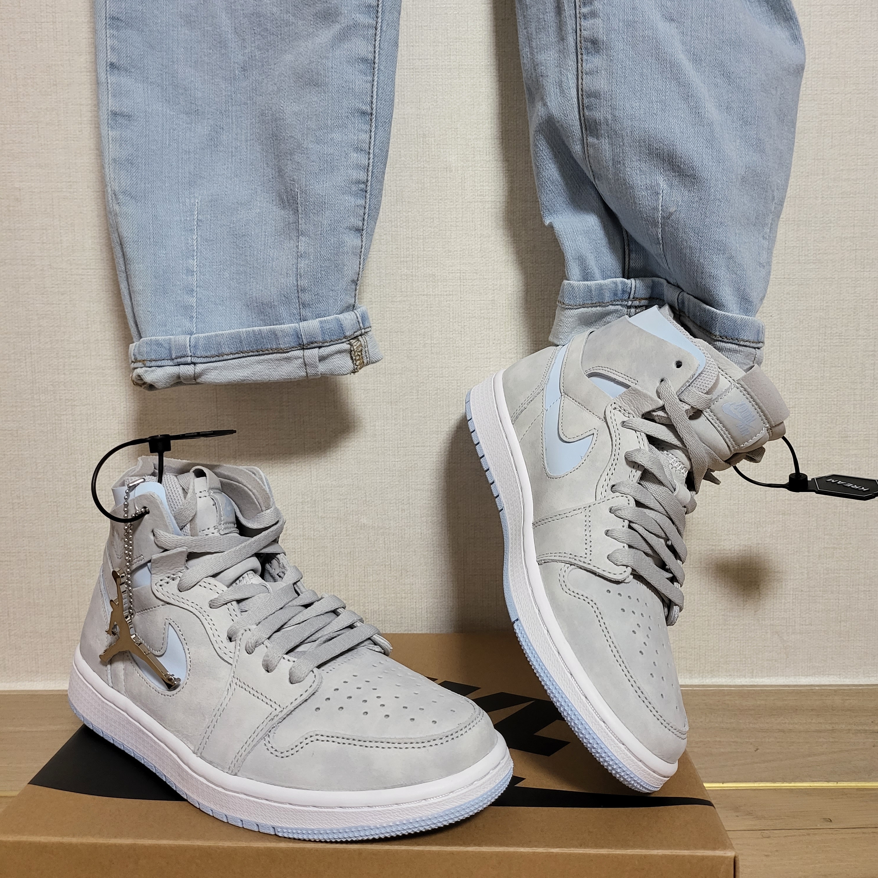 (W) Jordan 1 Zoom Air CMFT Grey Fog and Celestine Blue 착용 스타일 - 2