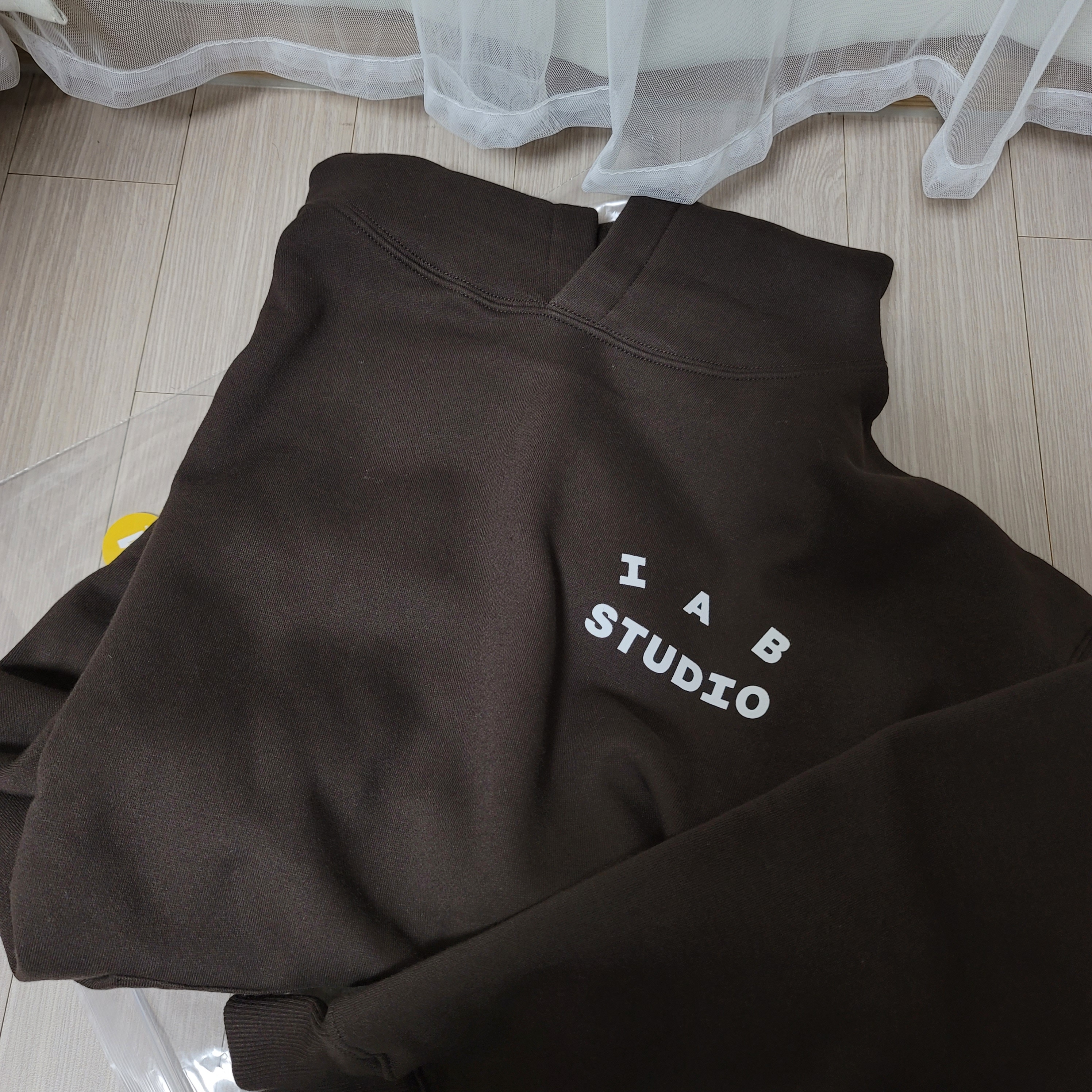 IAB Studio Hoodie Brown 착용 스타일