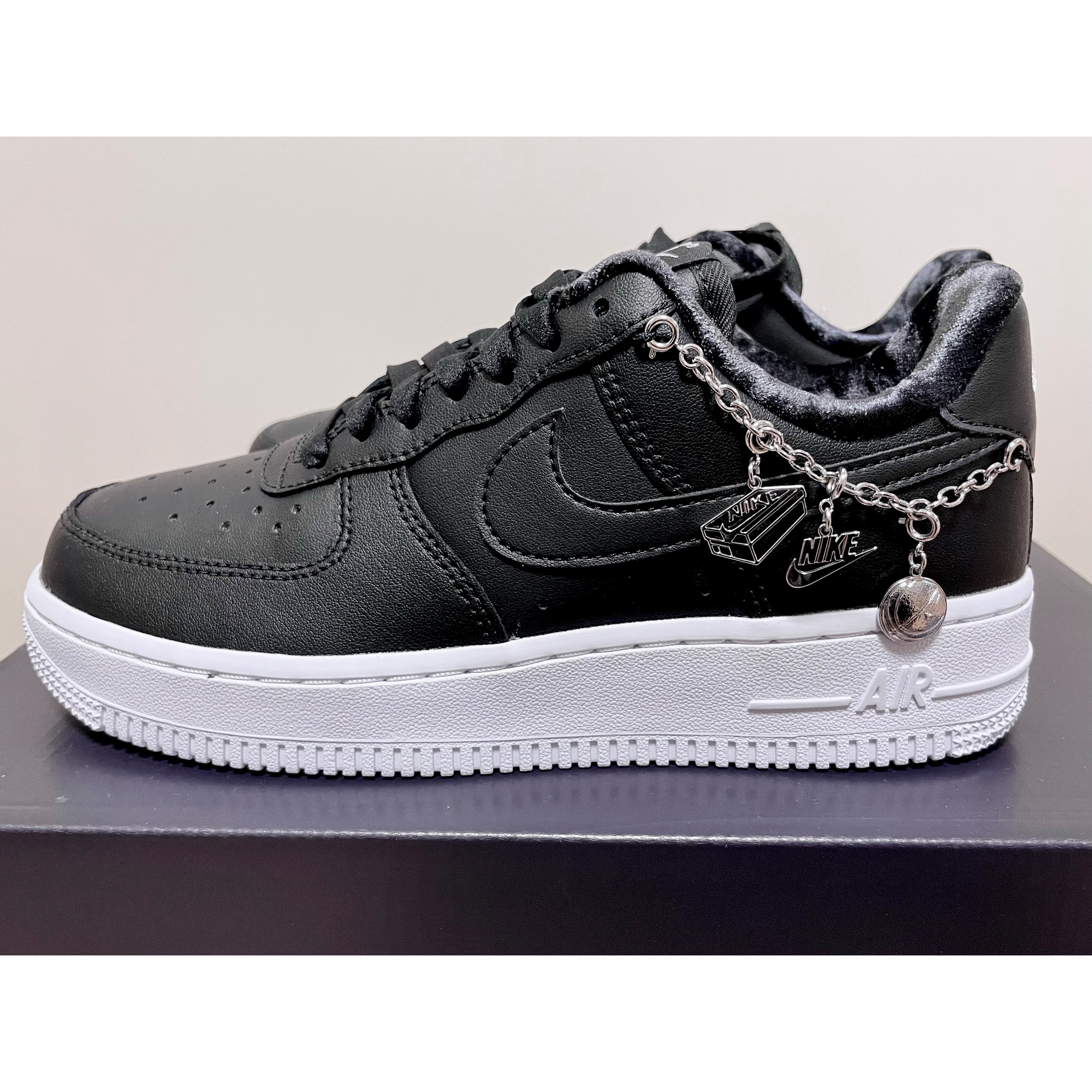 (W) Nike Air Force 1 '07 LX Black Pendant, (W) Nike Air Force 1 '07 LX White Pendant 착용 스타일 - 1