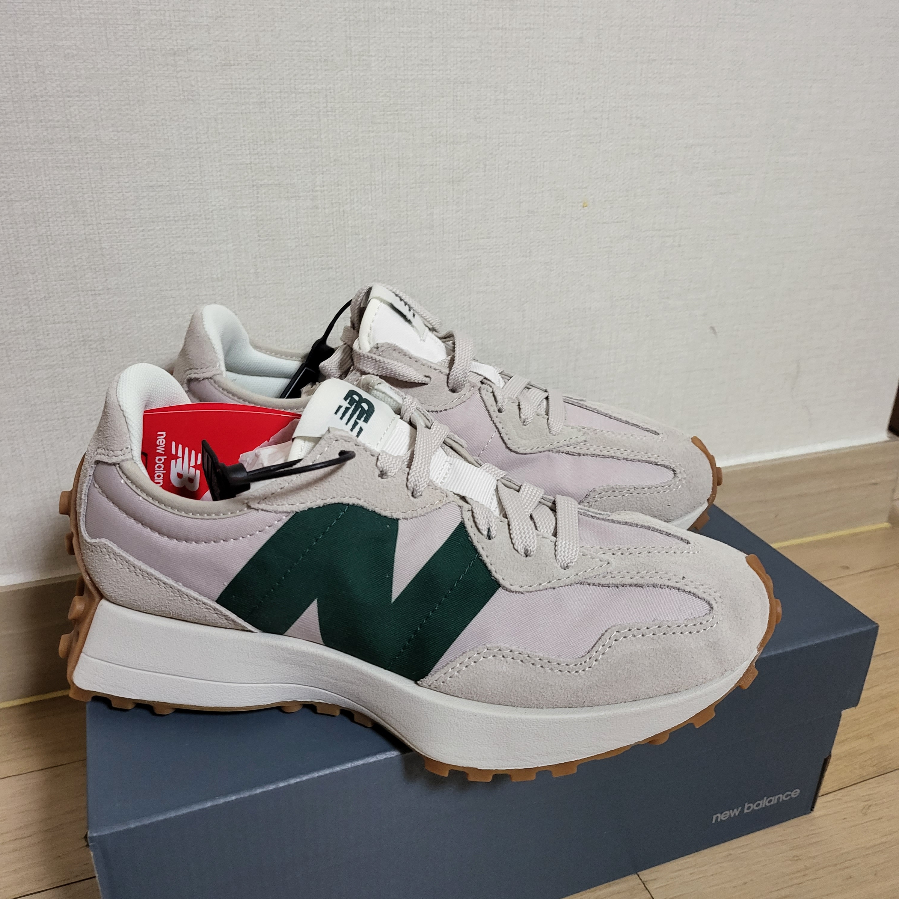 New Balance 327 Timberwolf 착용 스타일 - 2