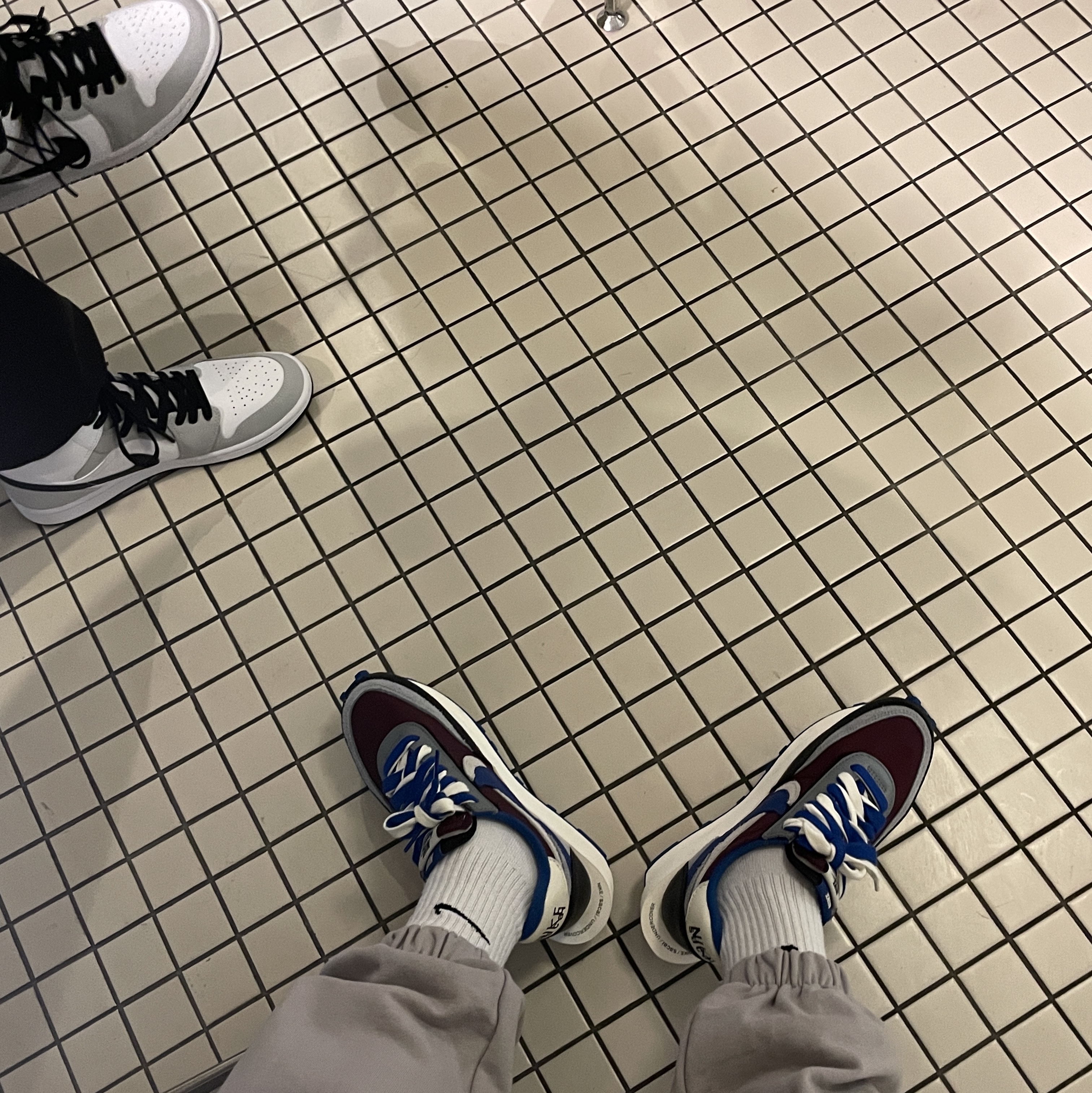 (W) Jordan 1 Mid Grey Fog, Nike x Sacai x Undercover LDWaffle Night Maroon Team Royal 착용 스타일 - 2