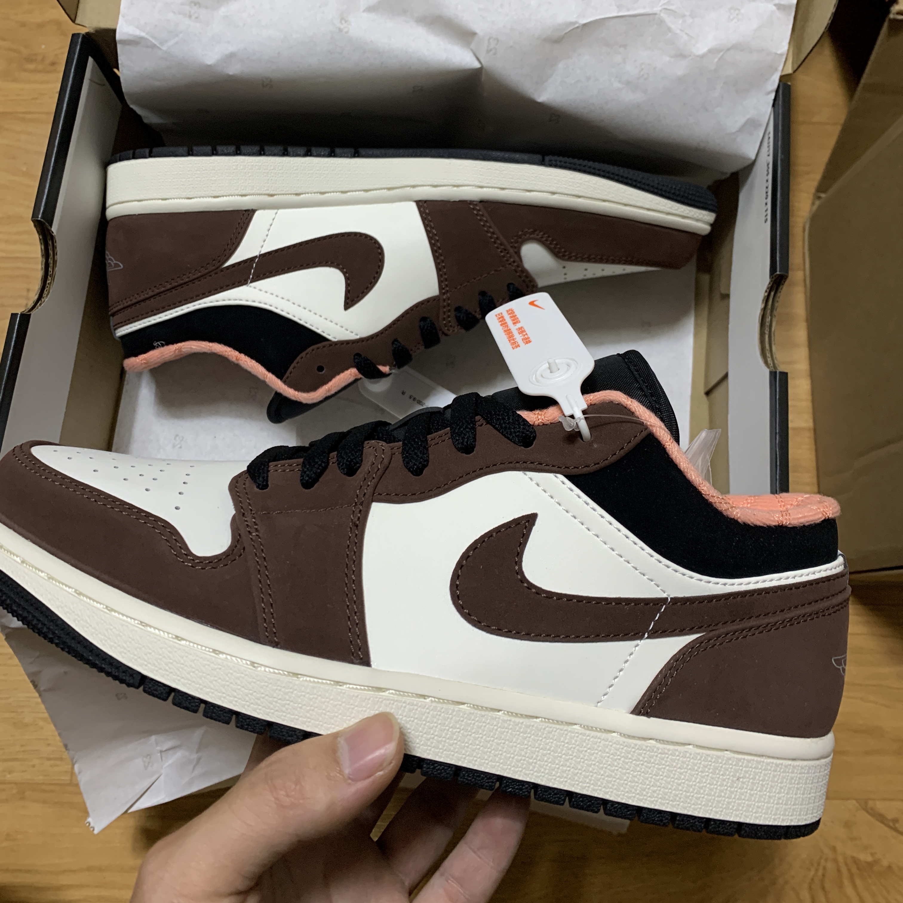 Jordan 1 Low SE Chocolate Bliss 착용 스타일 - 1