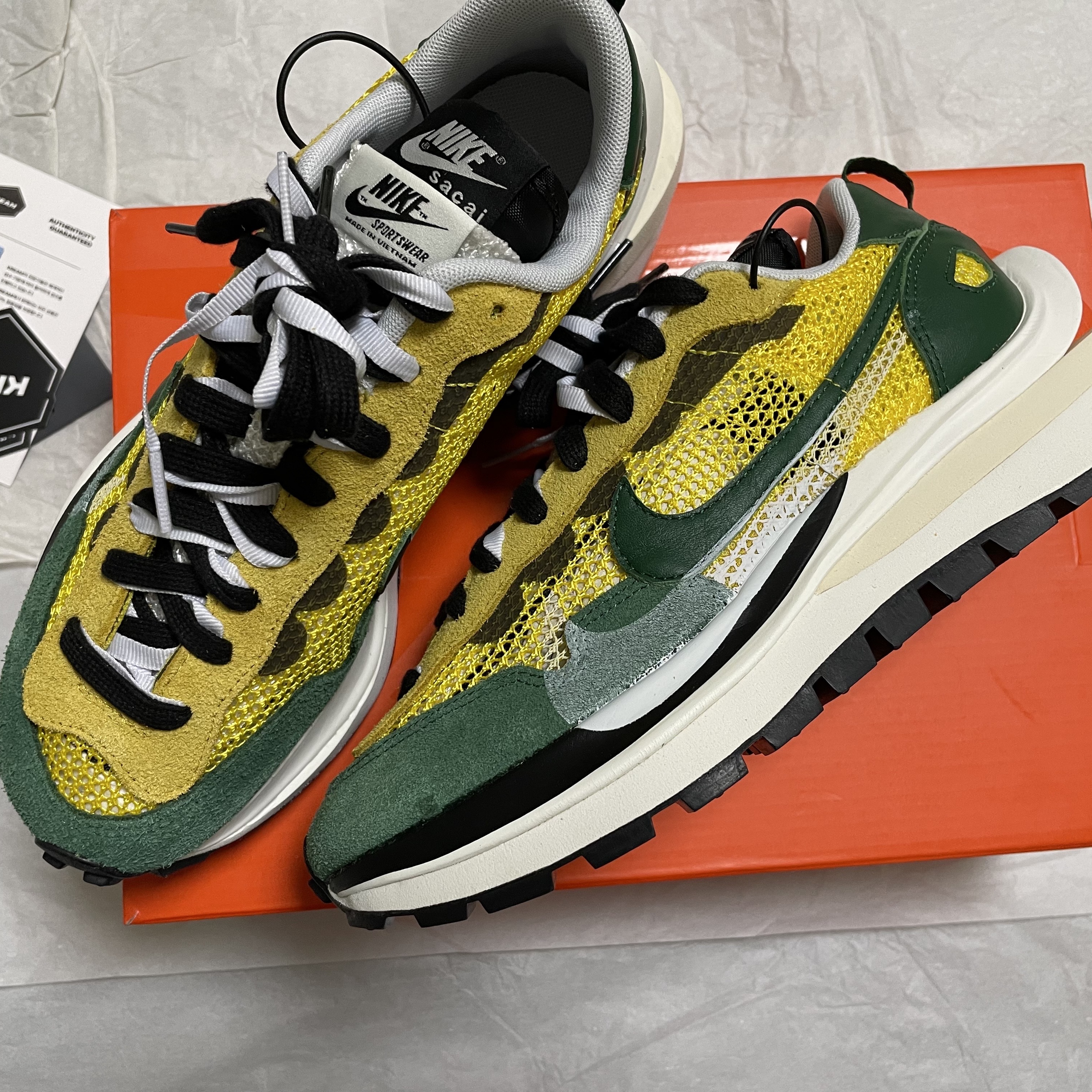 Nike x Sacai VaporWaffle Tour Yellow & Gorge Green Sail 착용 스타일 - 2