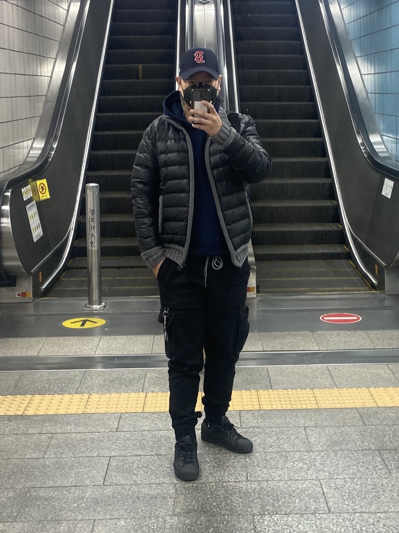 Adidas Superstar Triple Black 착용 스타일