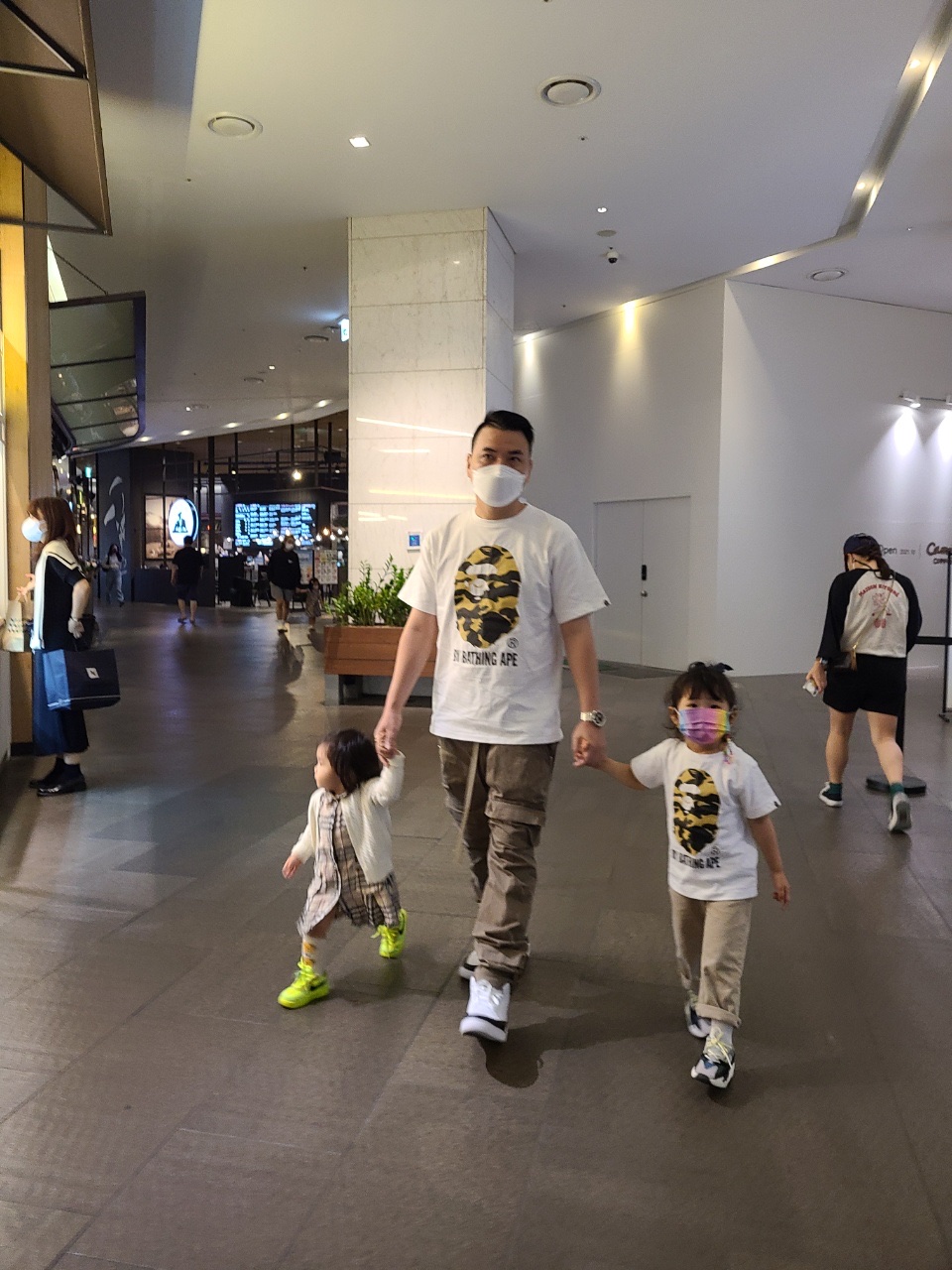 Jordan 3 x Fragment Retro SP White Black, (Infant) Adidas Yeezy Boost 700 Wave Runner Solid Grey 착용 스타일