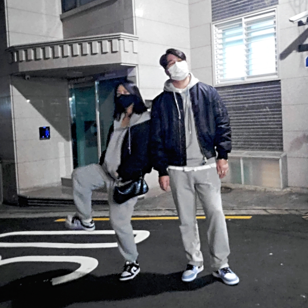 (W) Nike Dunk Low Black, Jordan 1 Retro High OG University Blue 착용 스타일 - 2