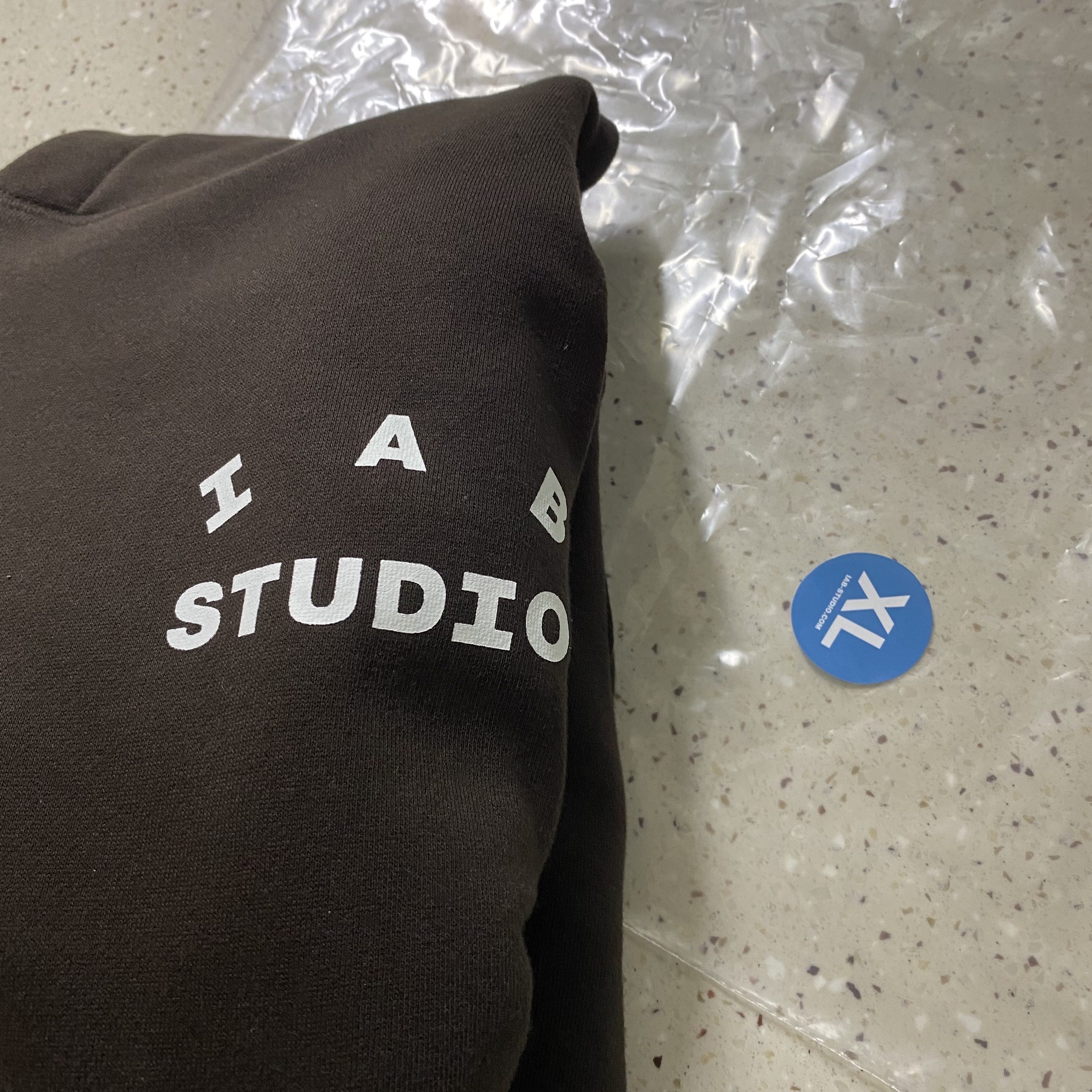 IAB Studio Hoodie Brown 착용 스타일