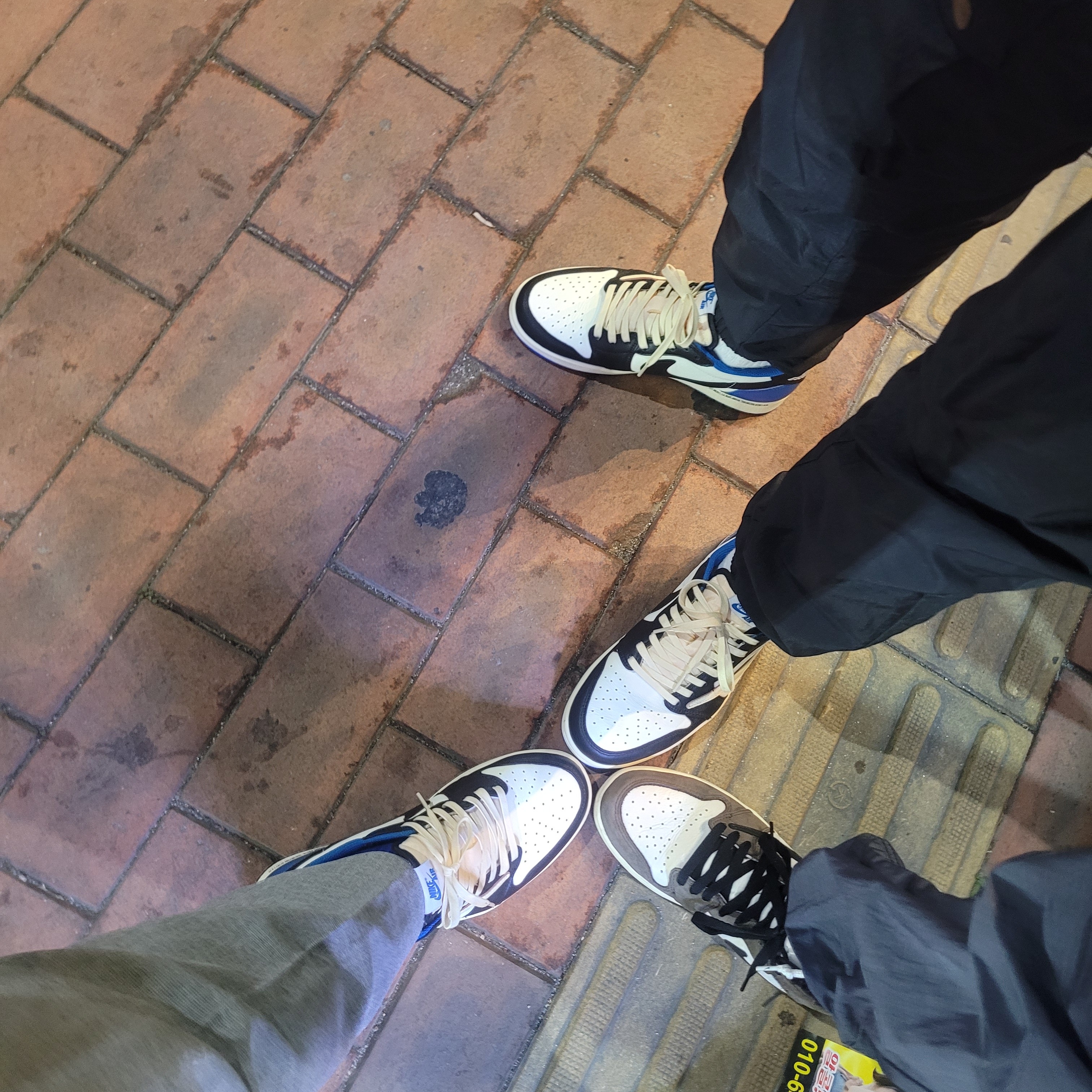 Jordan 1 x Travis Scott x Fragment Retro Low OG SP Military Blue, Jordan 1 x Travis Scott Retro High OG SP Mocha 착용 스타일 - 2