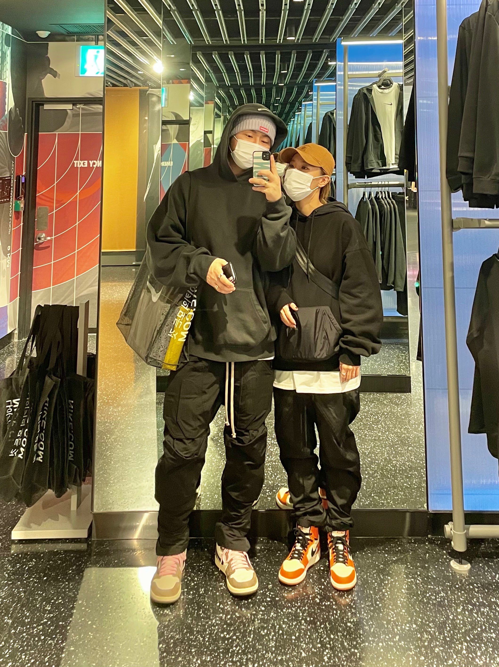 Jordan 1 x Travis Scott Retro High OG SP Mocha, (GS) Jordan 1 Retro High OG Reverse Shattered Backboard 착용 스타일