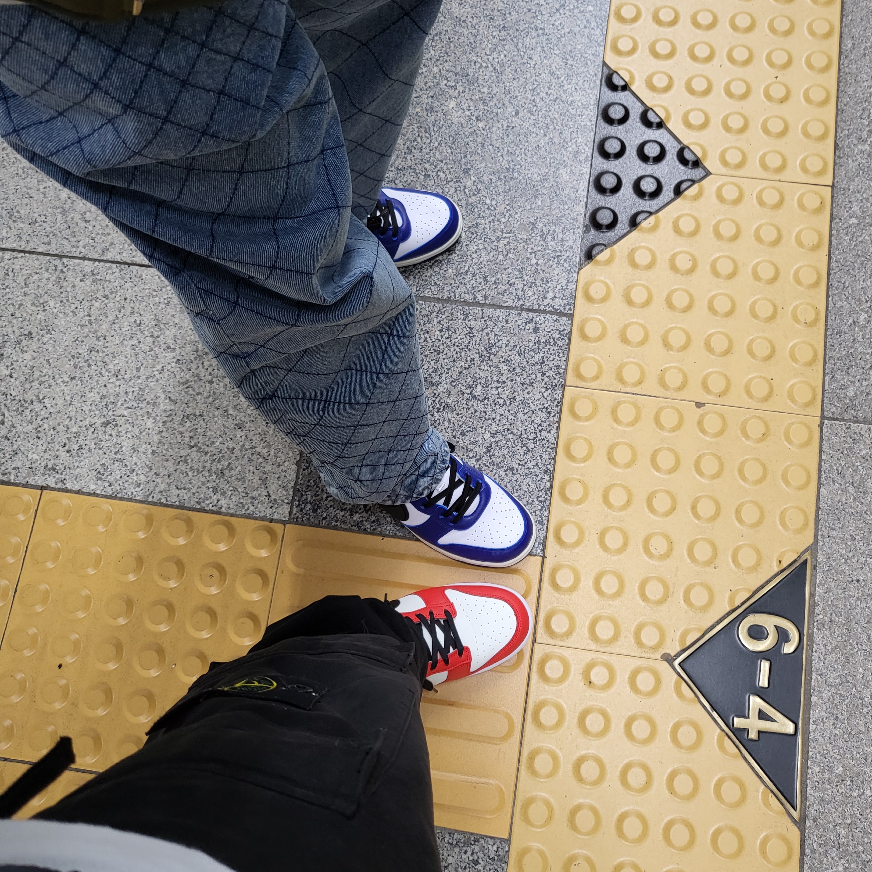 Nike x Ambush Dunk High Deep Royal Blue, Nike x NBA Dunk Low Retro EMB Black and Chile Red 착용 스타일