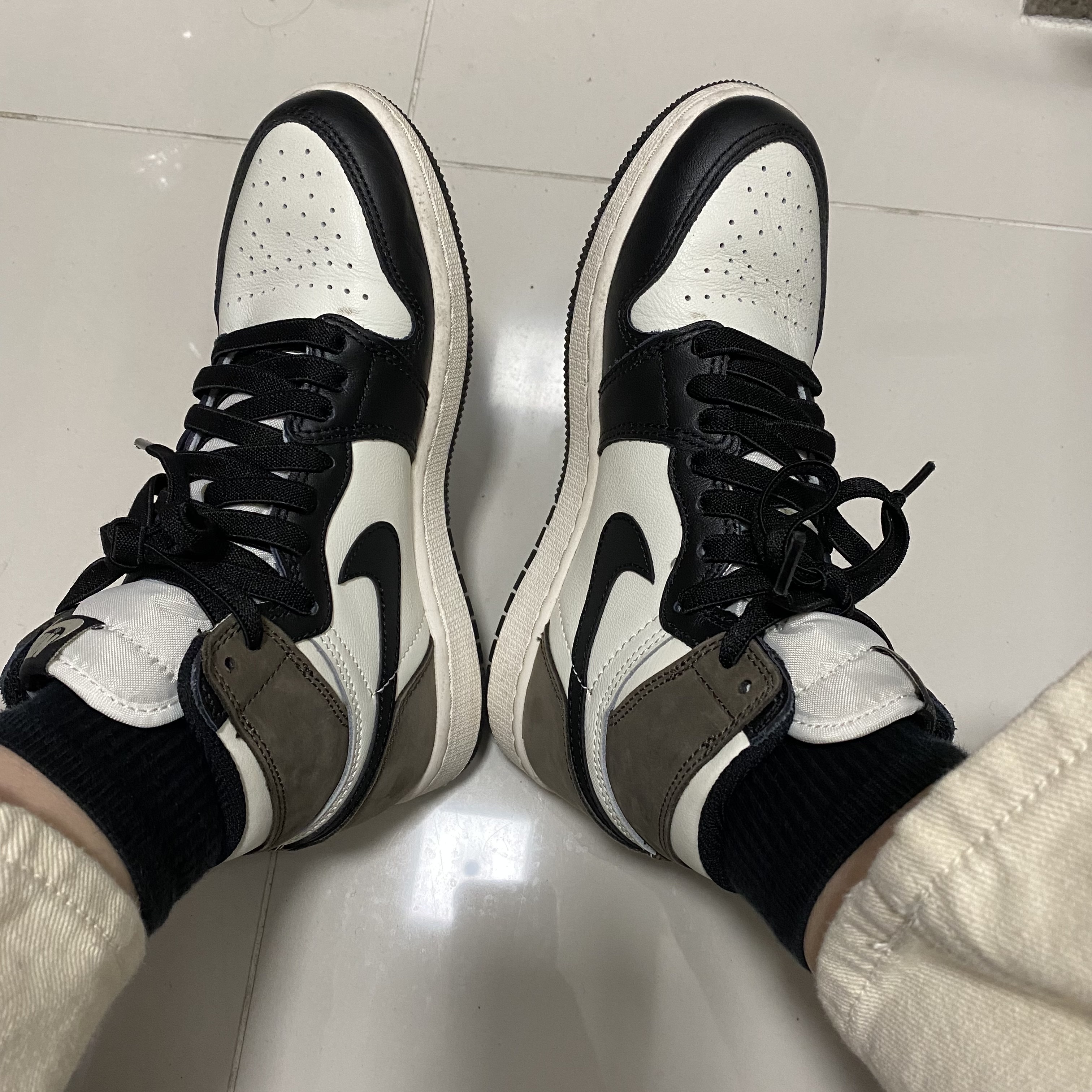 (GS) Jordan 1 Retro High OG Black Mocha 착용 스타일