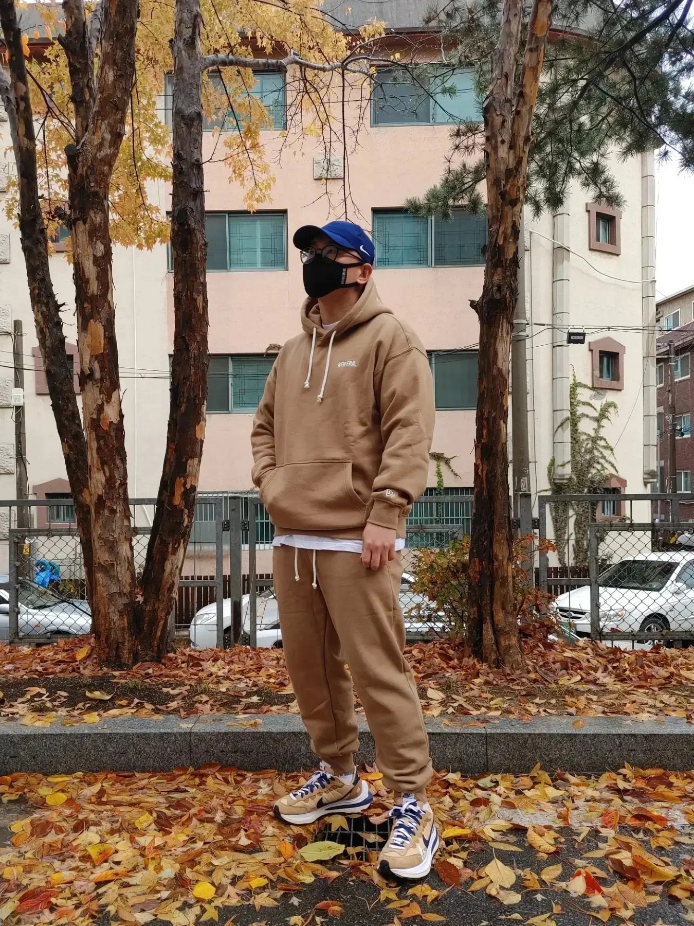 Nike x Sacai VaporWaffle Sesame and Blue Void, Nike x Drake Nocta Cardinal Stock Essential Cap Navy 착용 스타일 - 1