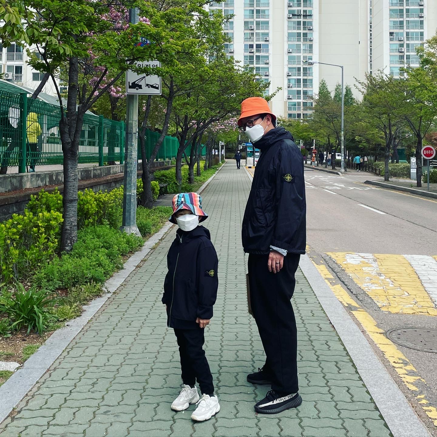 (Kids) Adidas Yeezy 500 Bone White, Adidas Yeezy Boost 350 V2 Core Black White 2016 착용 스타일