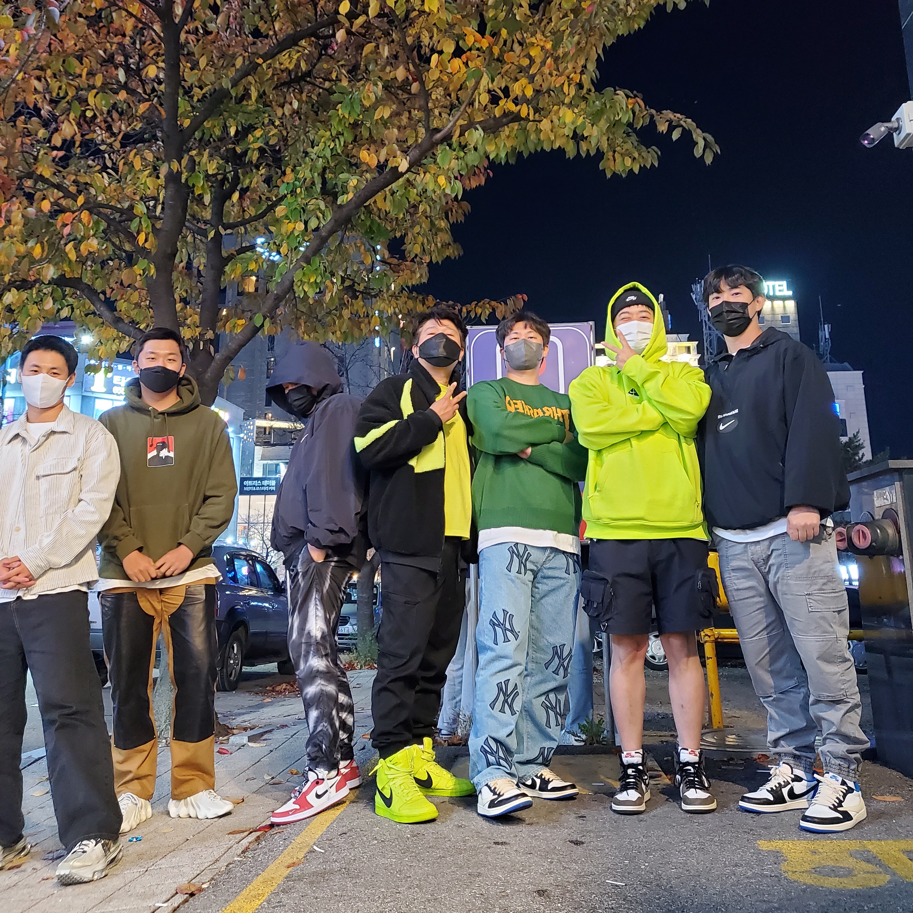 Jordan 1 x Travis Scott x Fragment Retro Low OG SP Military Blue, Jordan 1 x Travis Scott Retro High OG SP Mocha 착용 스타일 - 1