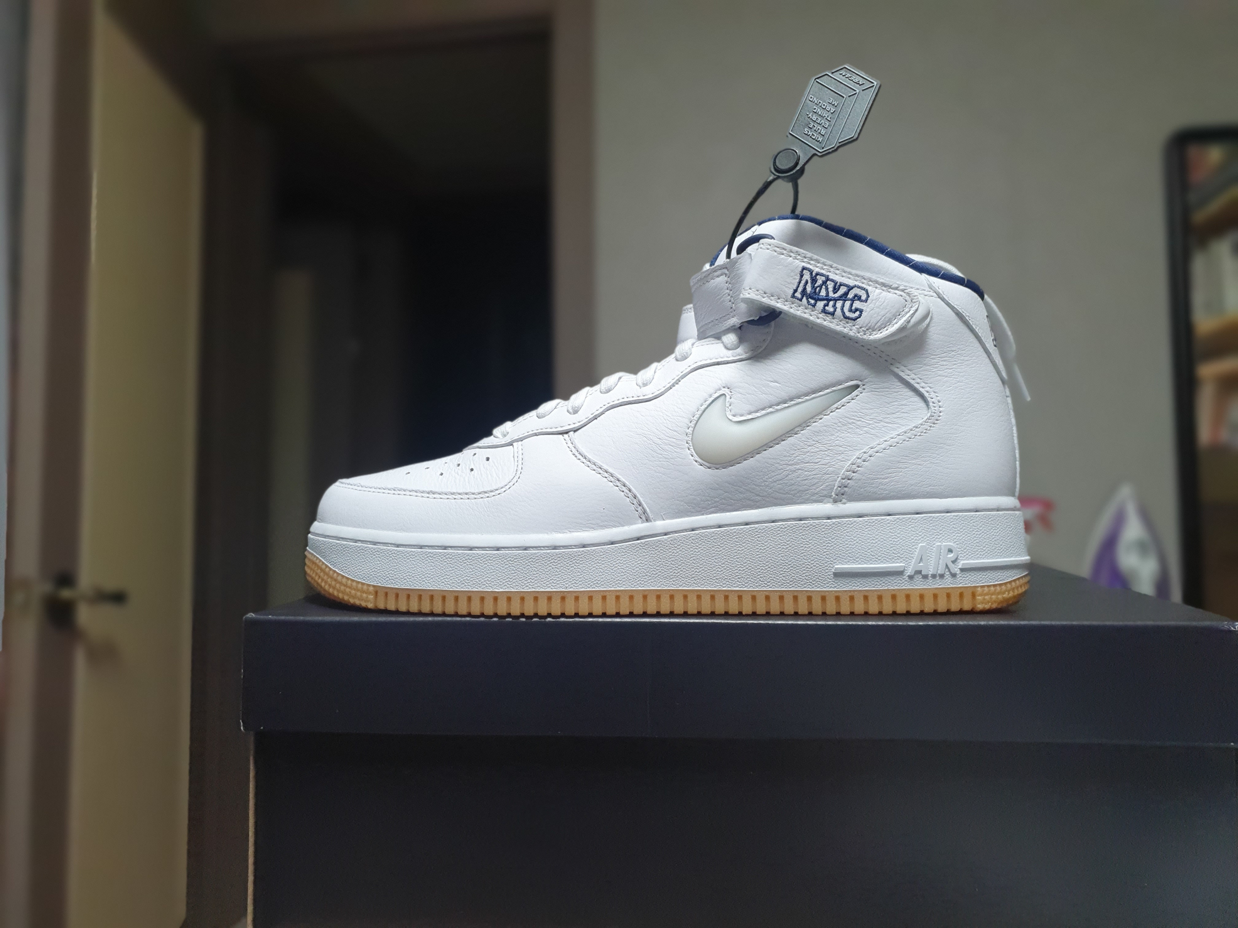 Nike Air Force 1 Mid QS NYC White Midnight Navy 착용 스타일 - 2