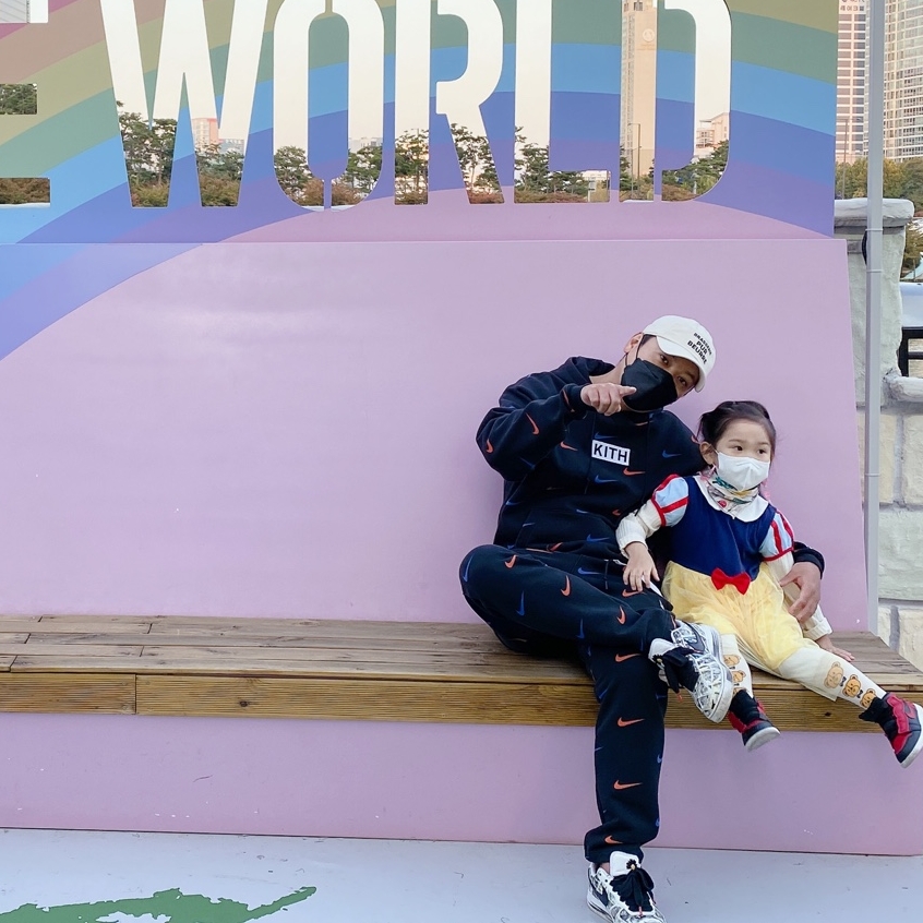 Nike x Kith New York Knicks AOP Fleece Pants Black, Nike x Kith New York Knicks AOP Hoodie Black 착용 스타일 - 2