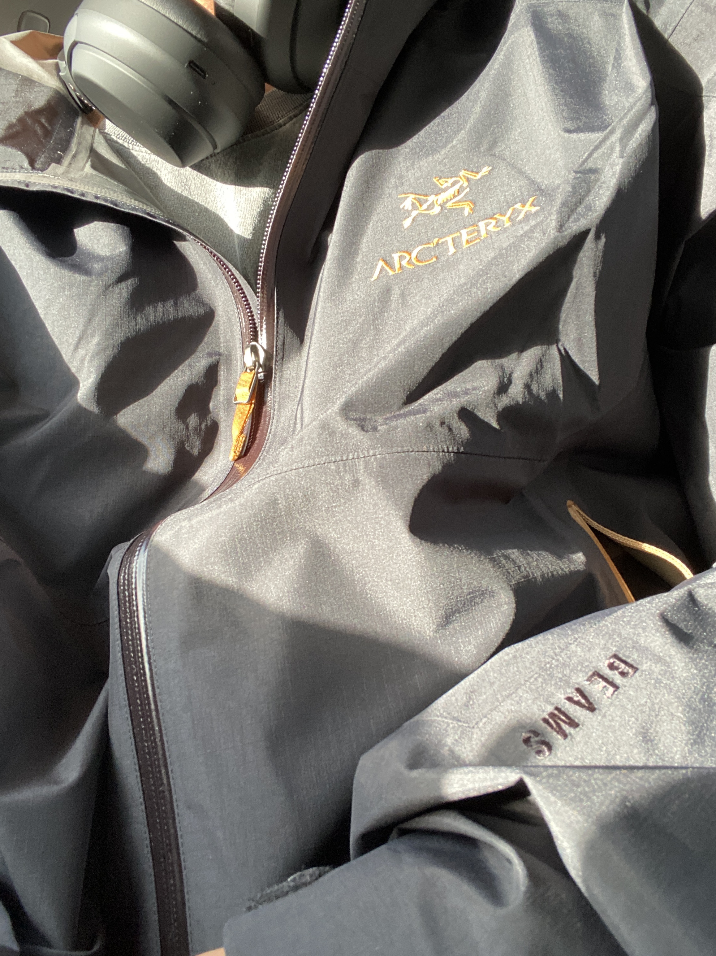 Arc'teryx x Beams Zeta SL Jacket Black Gold 착용 스타일 - 1
