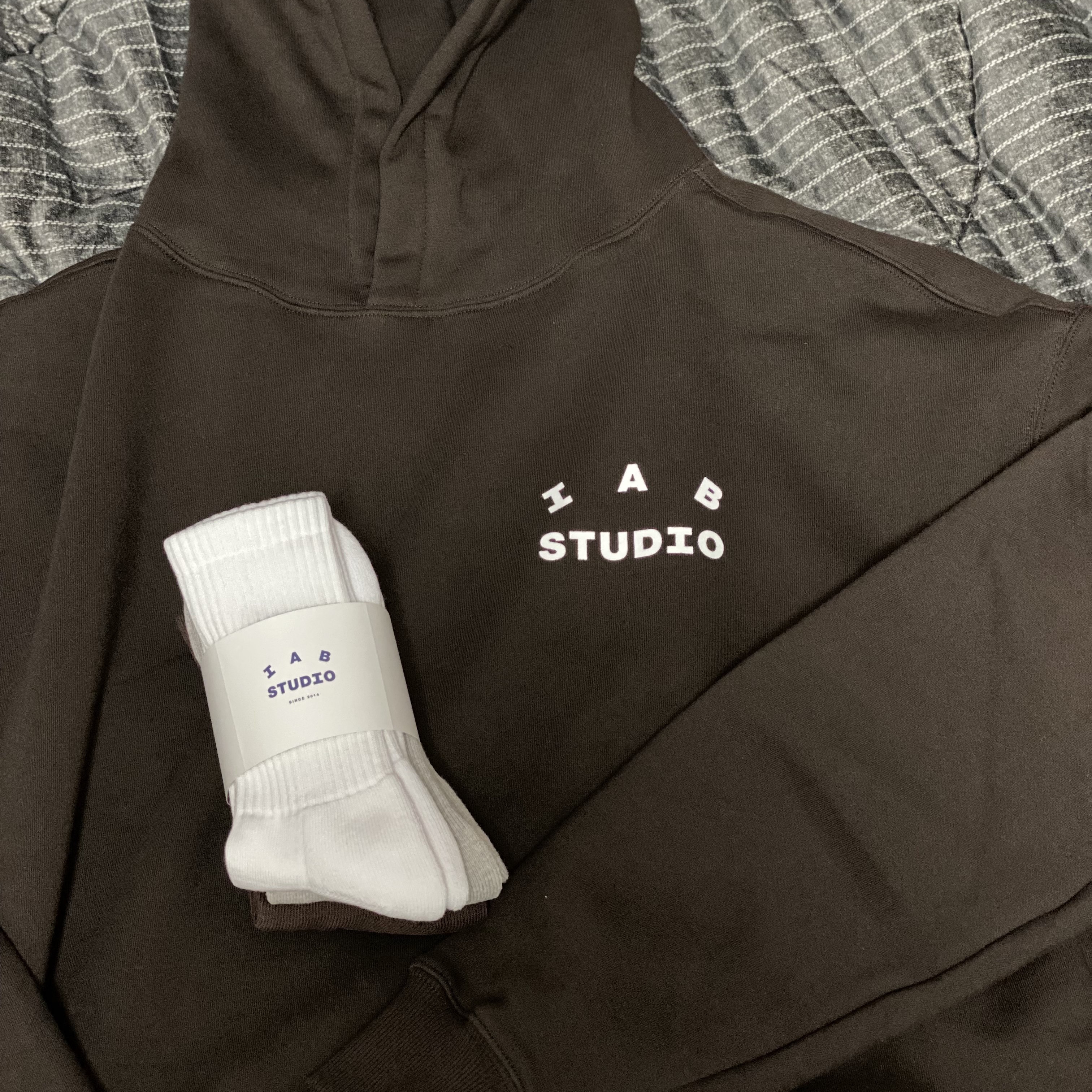IAB Studio Hoodie Brown, IAB Studio Socks Pack White Gray Brown 착용 스타일
