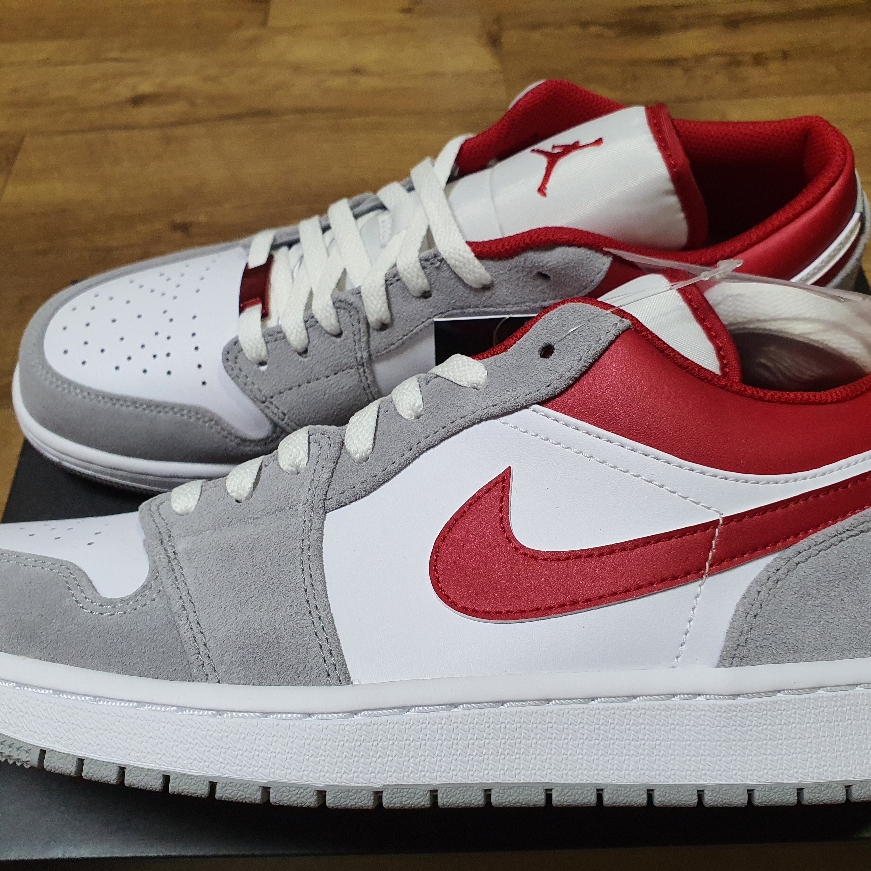 Jordan 1 Low SE Light Smoke Grey Gym Red 착용 스타일 - 2