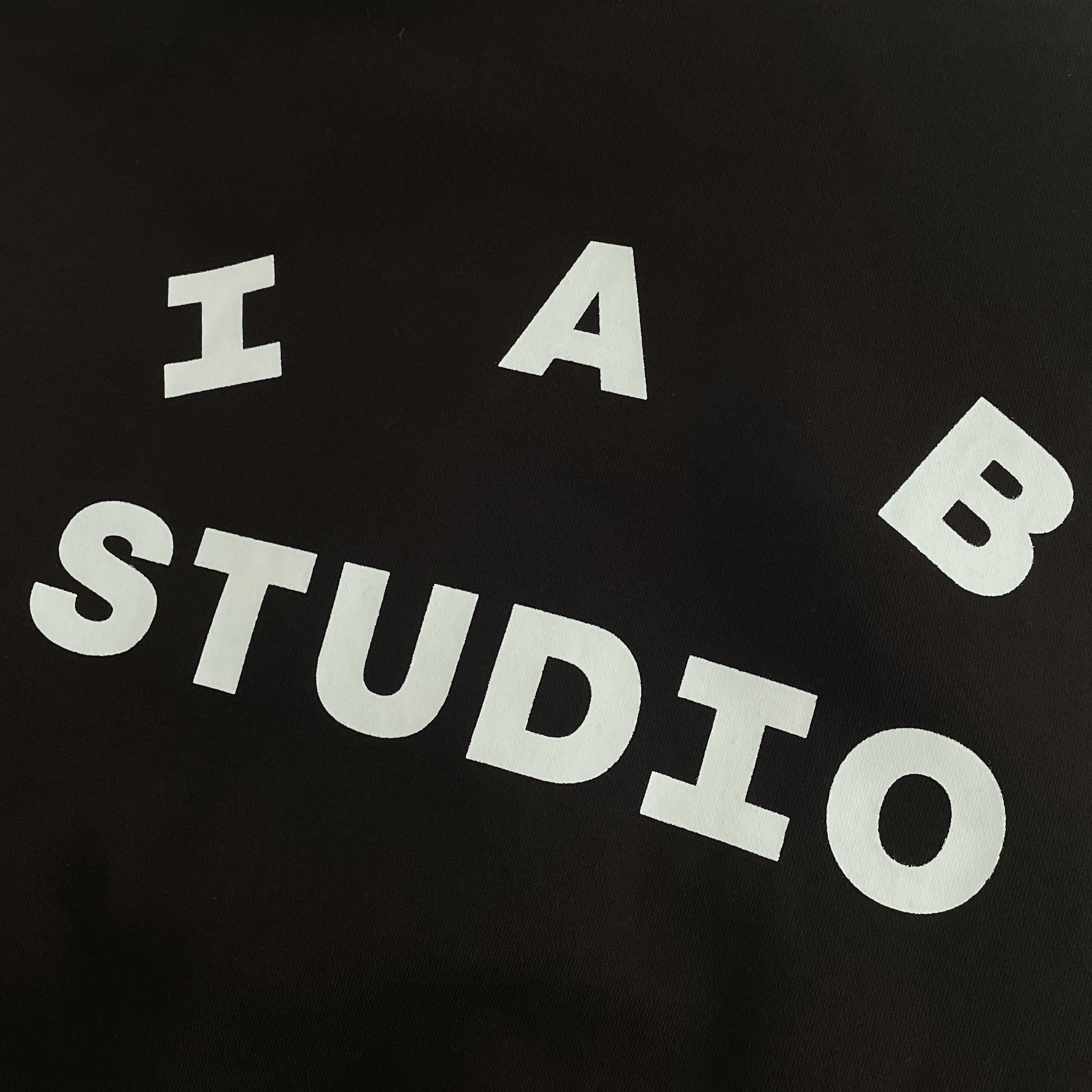 IAB Studio Hoodie Brown 착용 스타일 - 2