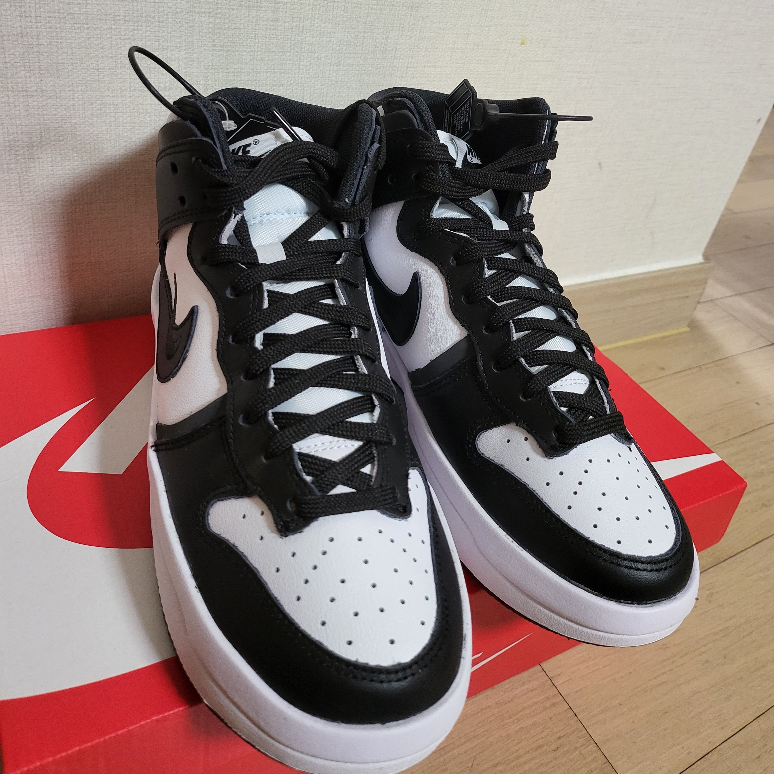 (W) Nike Dunk High Up Black and White 착용 스타일 - 1