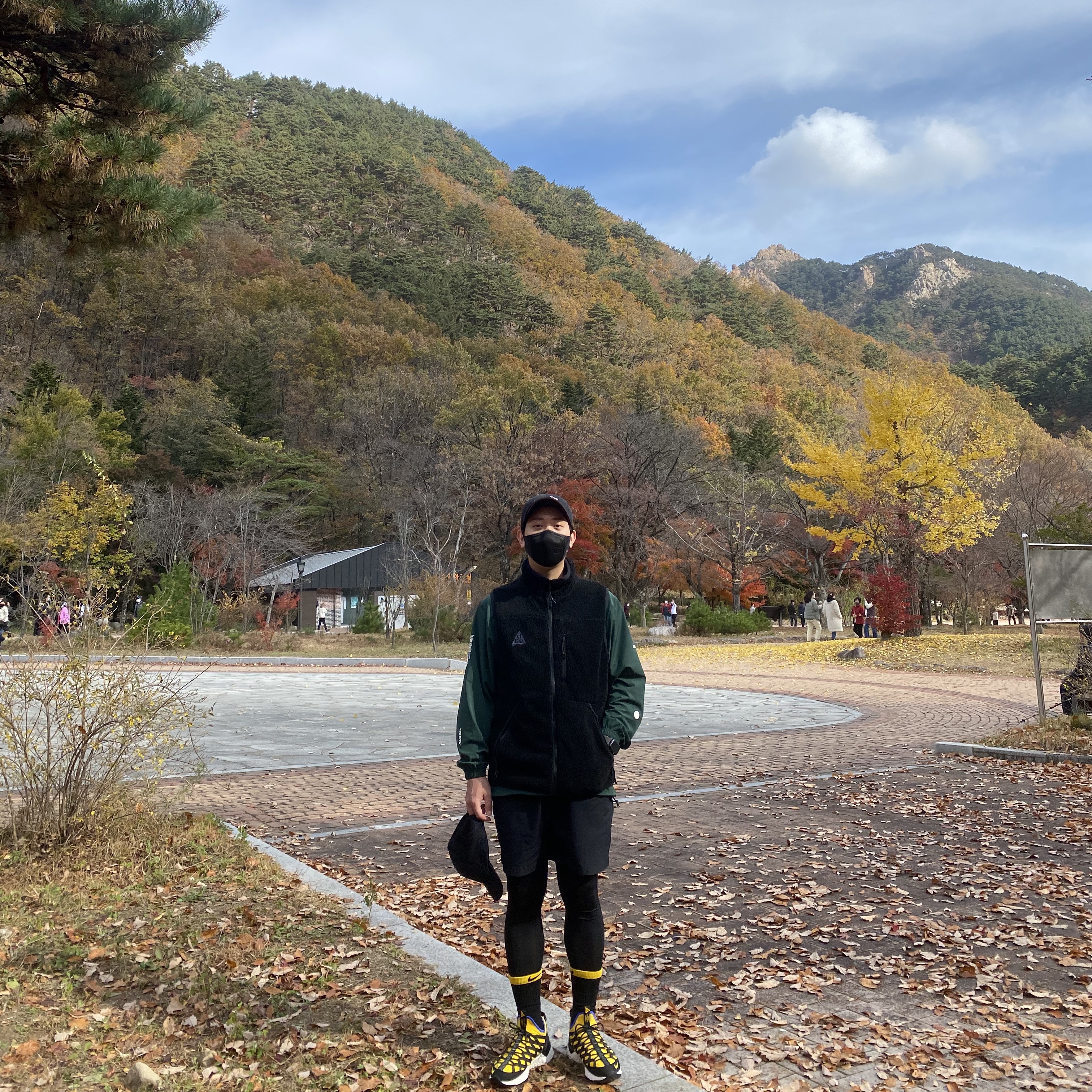 Nike ACG Sherpa Vest Black - US/EU, Nike x Drake Nocta Golf Crewneck Top Green - US/EU 착용 스타일 - 1