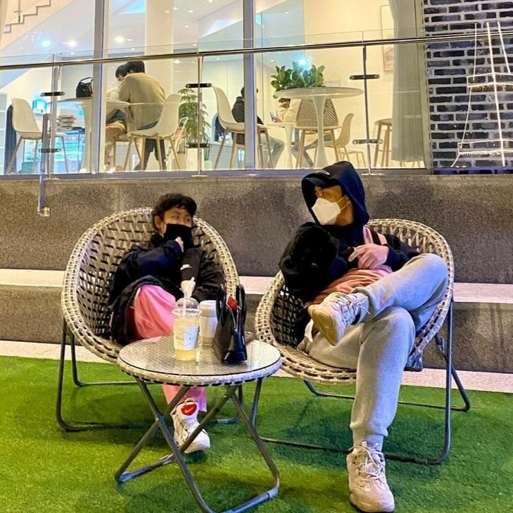 Essentials 3D Silicon Applique Pullover Hoodie Dark Slate/Black 2020, Adidas Yeezy 500 Blush 2018 착용 스타일 - 1