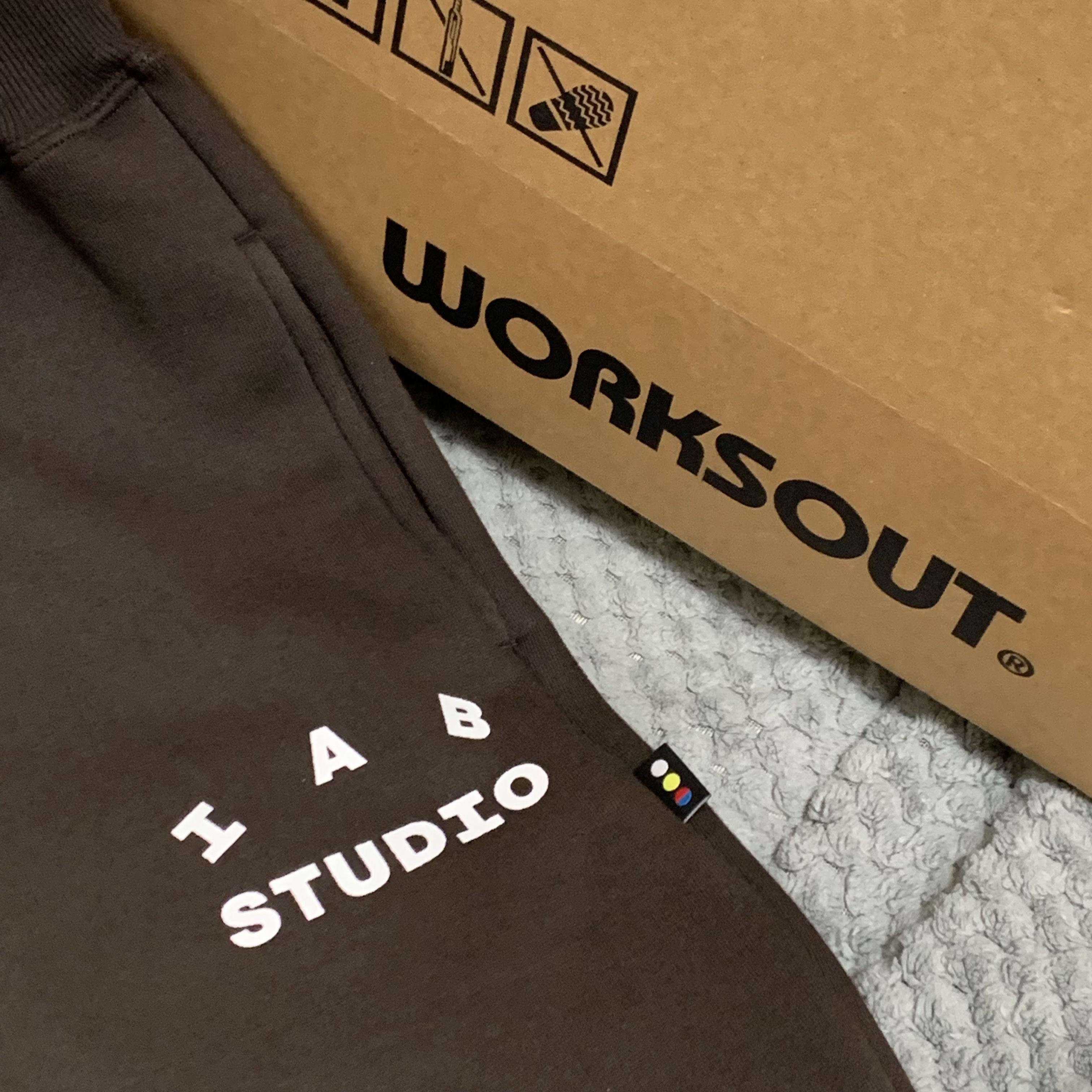IAB Studio Sweatpants Brown 착용 스타일