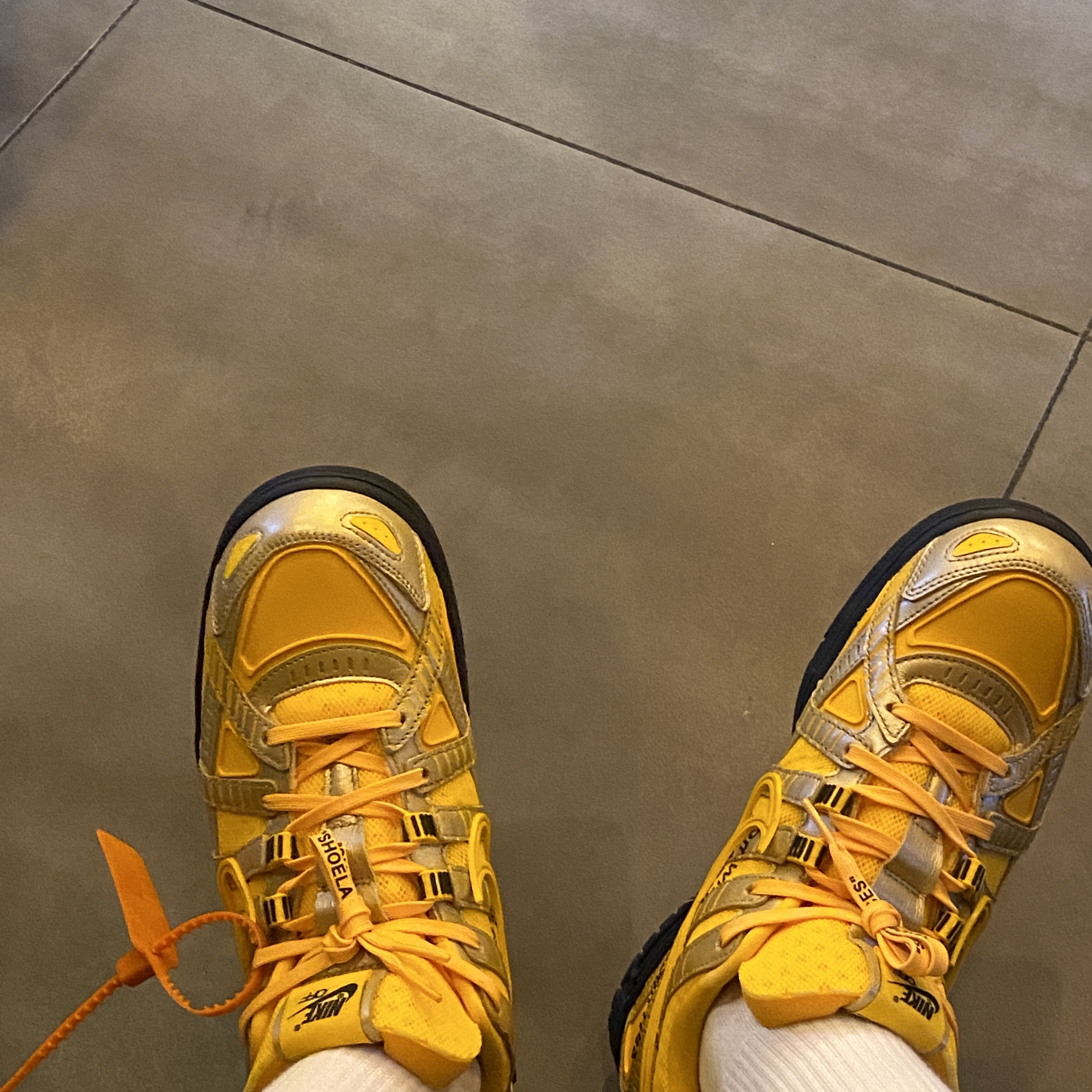 Nike x Off-White Air Rubber Dunk University Gold 착용 스타일 - 1
