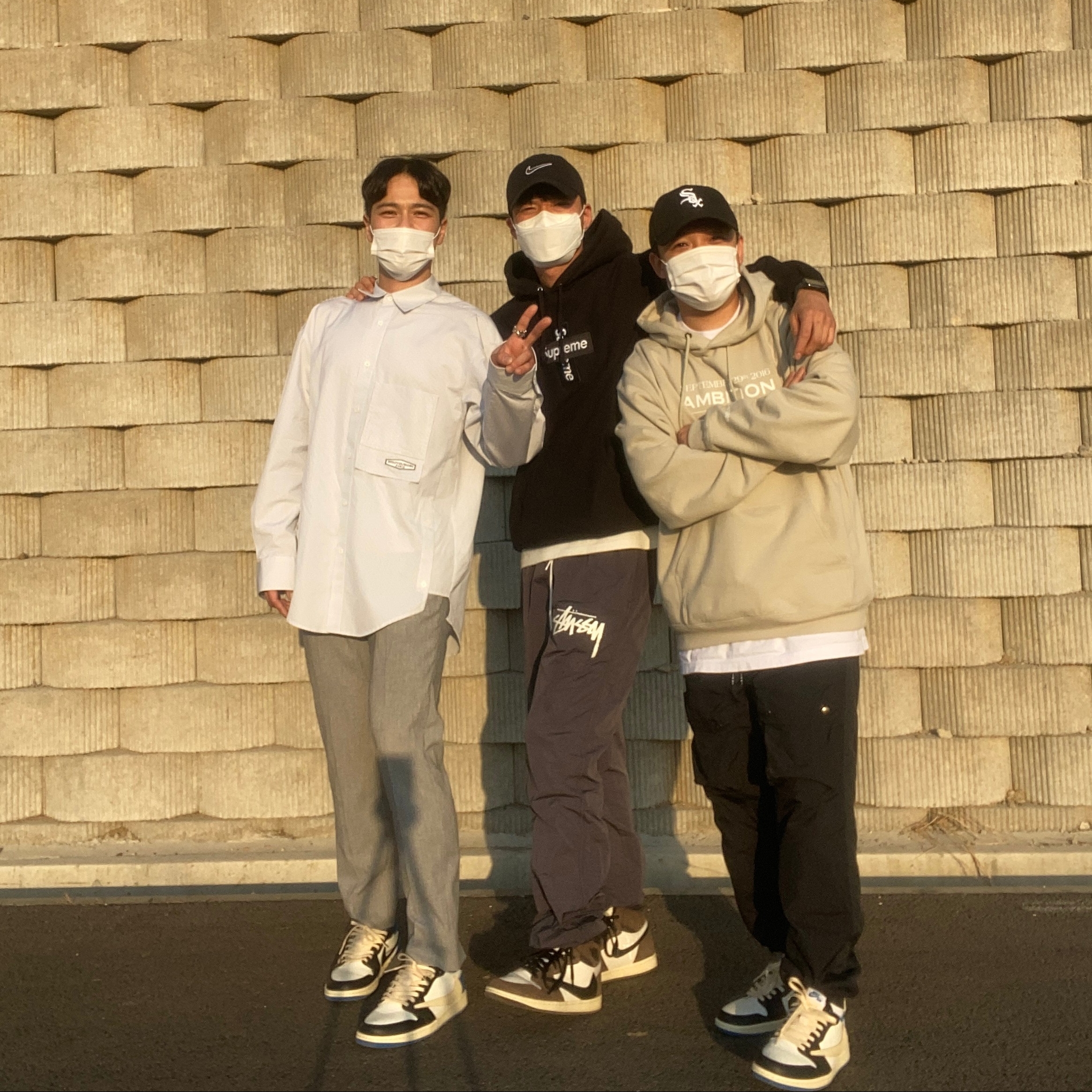 Jordan 1 x Travis Scott x Fragment Retro Low OG SP Military Blue, Jordan 1 x Travis Scott Retro High OG SP Mocha 착용 스타일 - 1