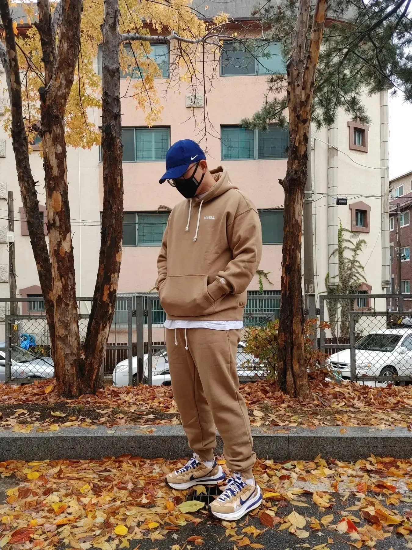 Nike x Sacai VaporWaffle Sesame and Blue Void, Nike x Drake Nocta Cardinal Stock Essential Cap Navy 착용 스타일 - 2