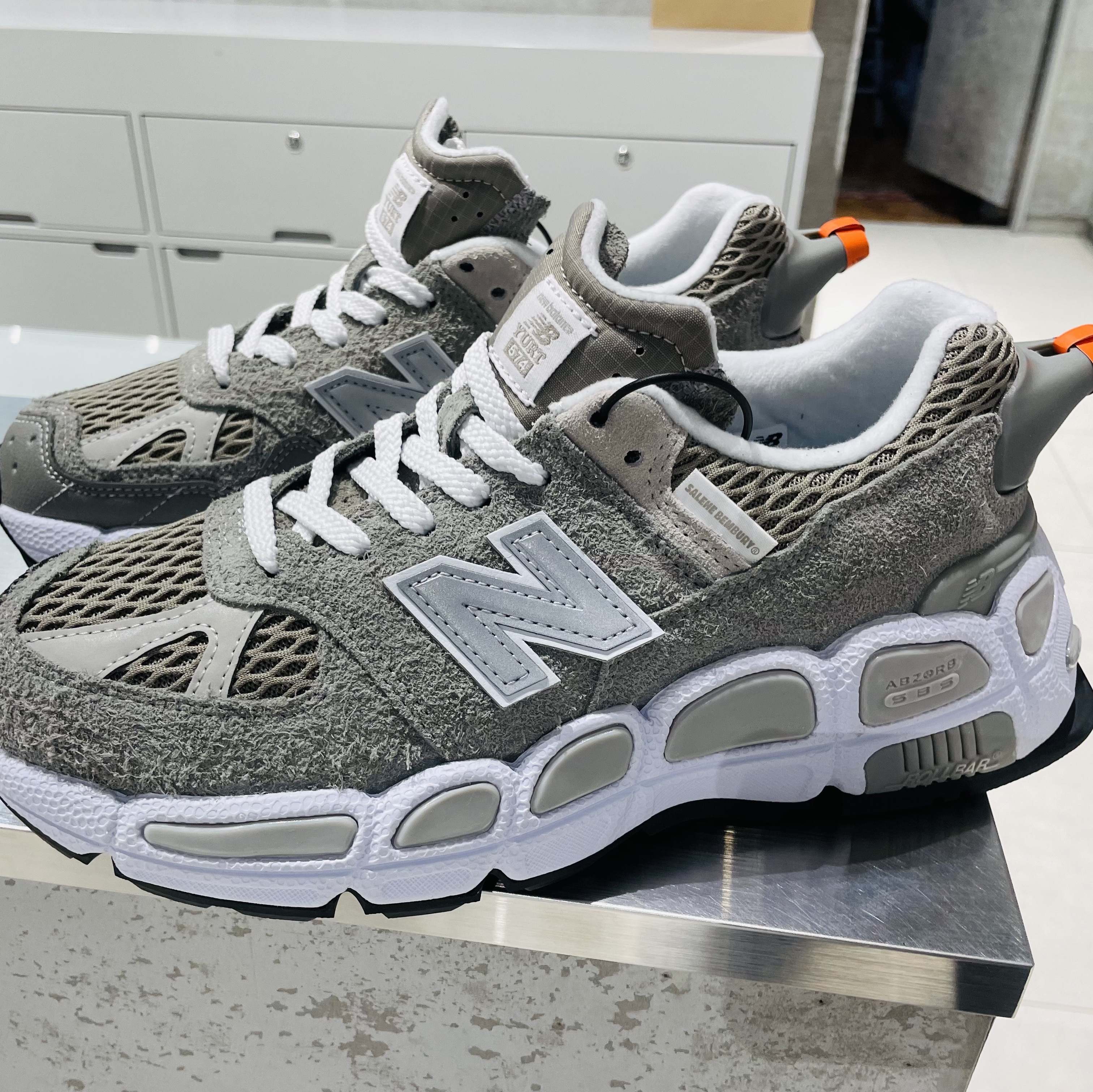 New Balance x Salehe Bembury 574 Yurt Shark Skin 착용 스타일 - 1