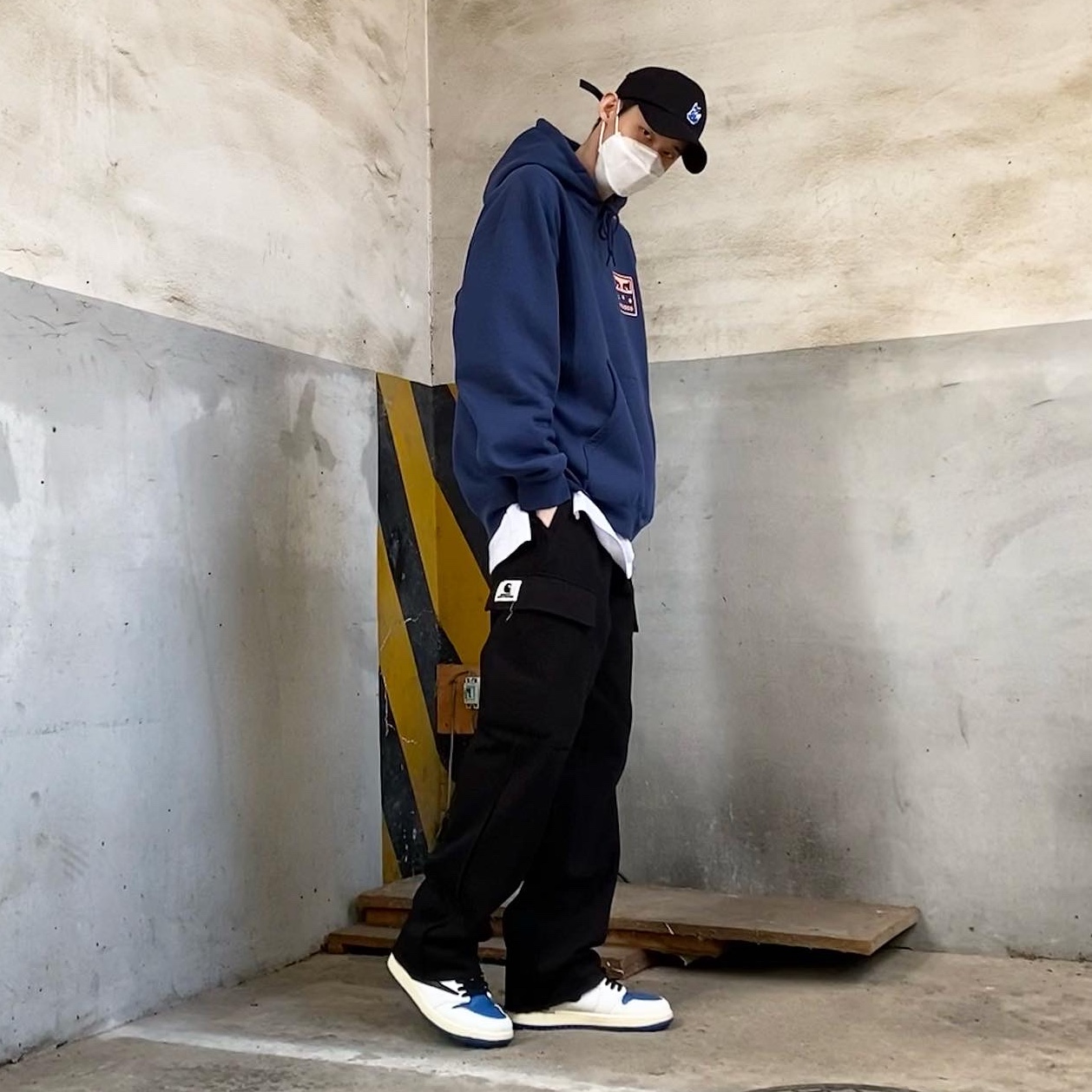 Jordan 1 x Travis Scott x Fragment Retro High OG SP Military Blue, IAB Studio x Obey Eyes Icon Hoodie Oceana 착용 스타일