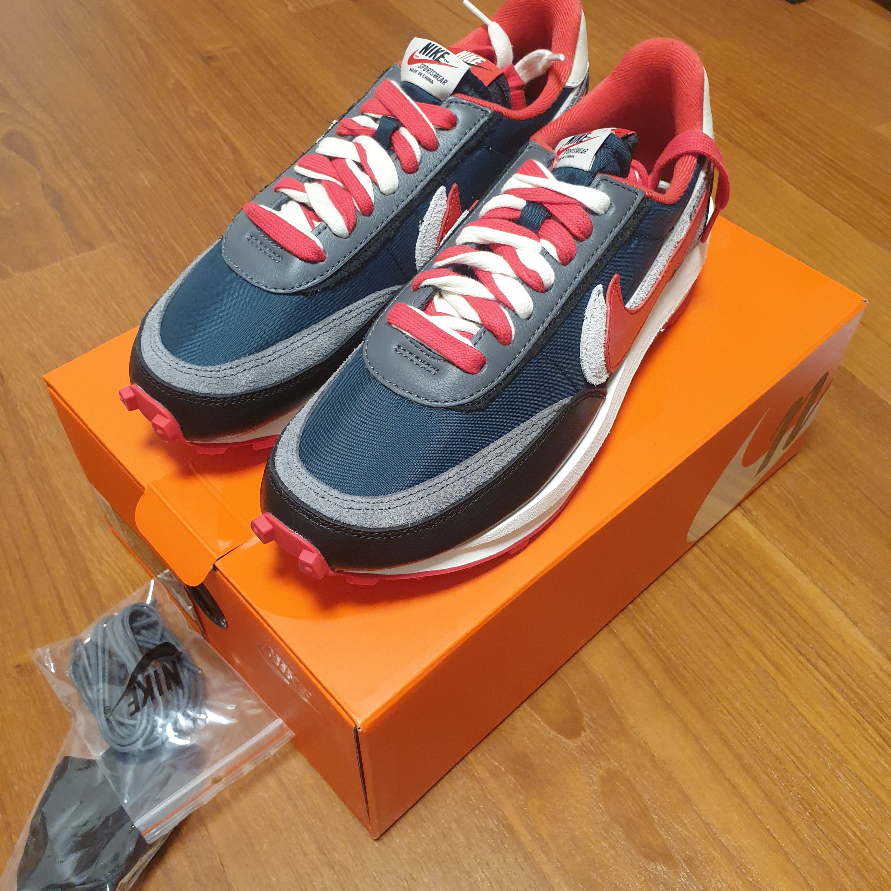 Nike x Sacai x Undercover LDWaffle Midnight Spruce University Red 착용 스타일 - 4