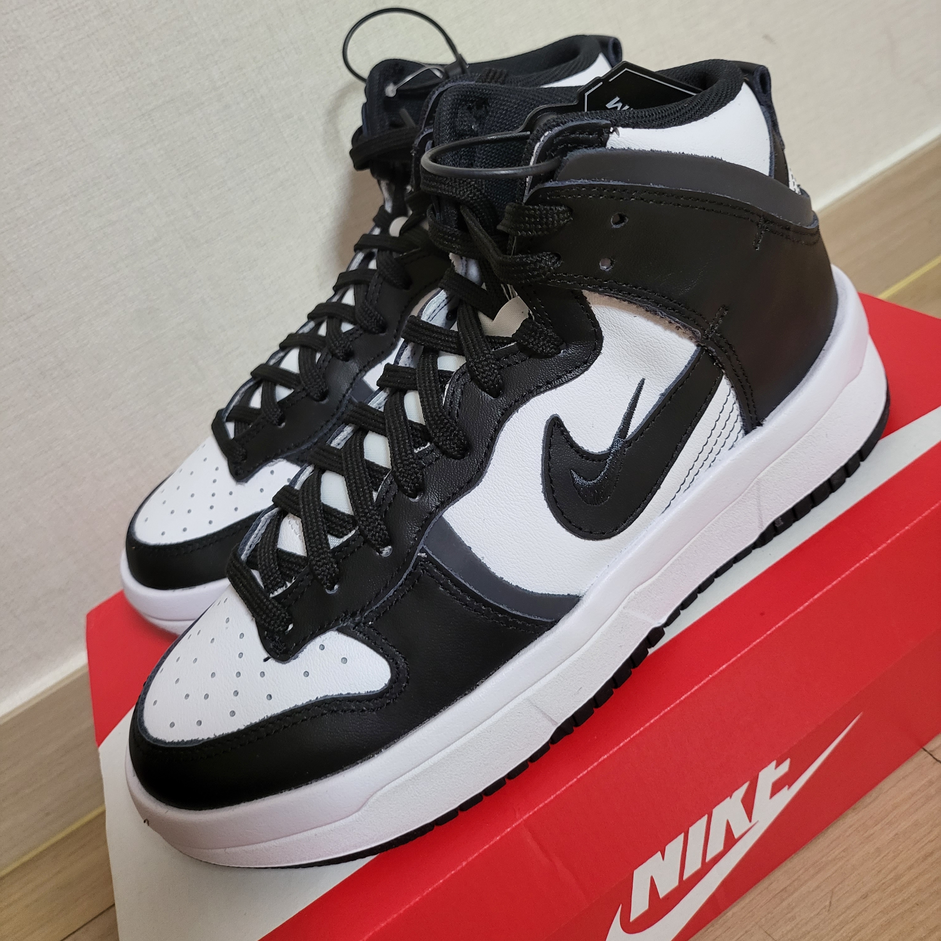 (W) Nike Dunk High Up Black and White 착용 스타일 - 3