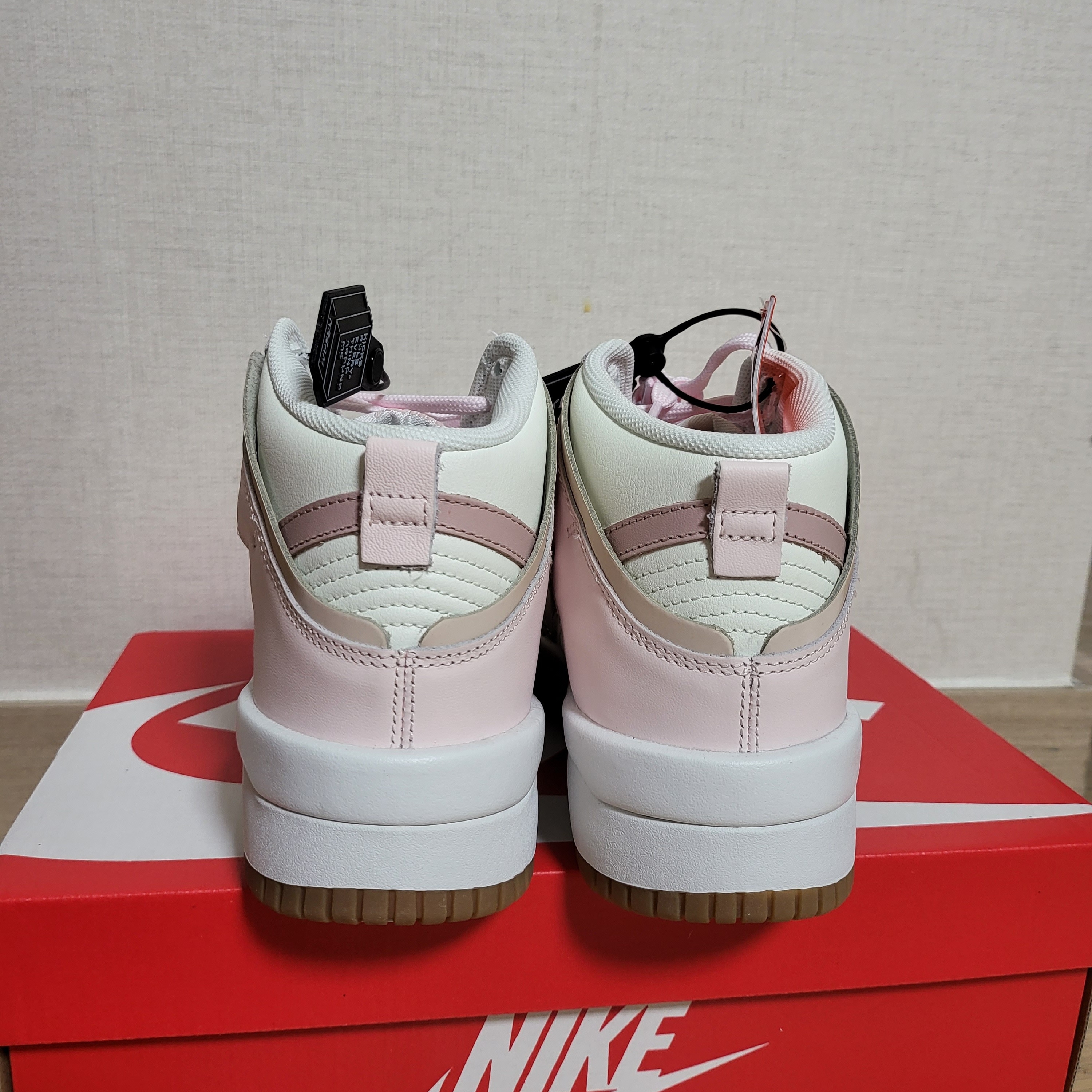 (W) Nike Dunk High Up Pink Oxford 착용 스타일 - 3