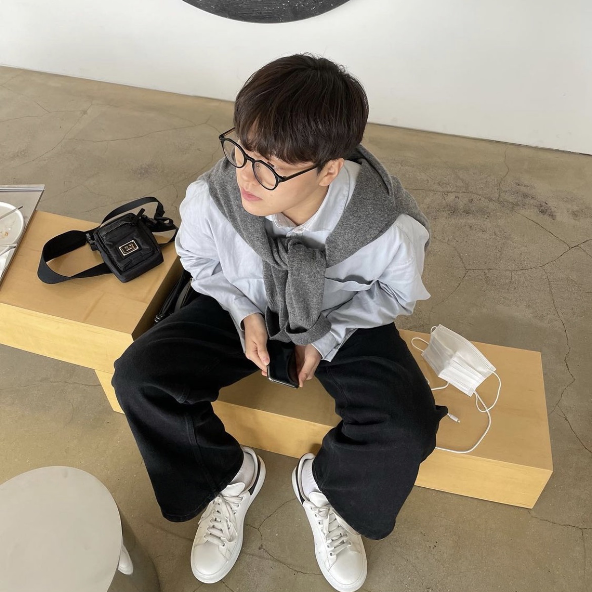 Alexander McQueen Oversized Sneakers White Black, Acne Studios Logo Plaque Pocket Bag Black 착용 스타일
