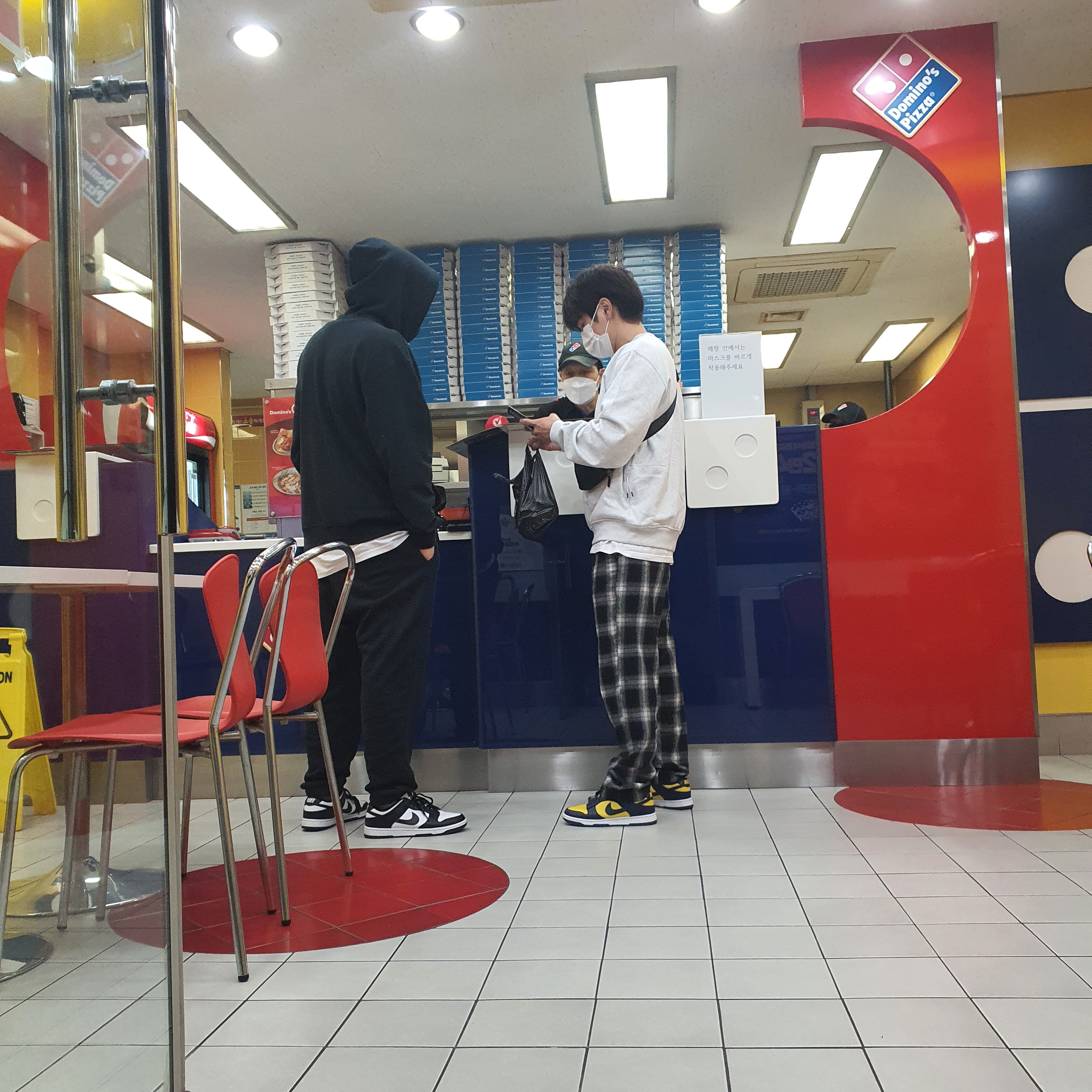 Nike Dunk Low Retro Black, Nike Dunk Low Retro Varsity Maize 착용 스타일