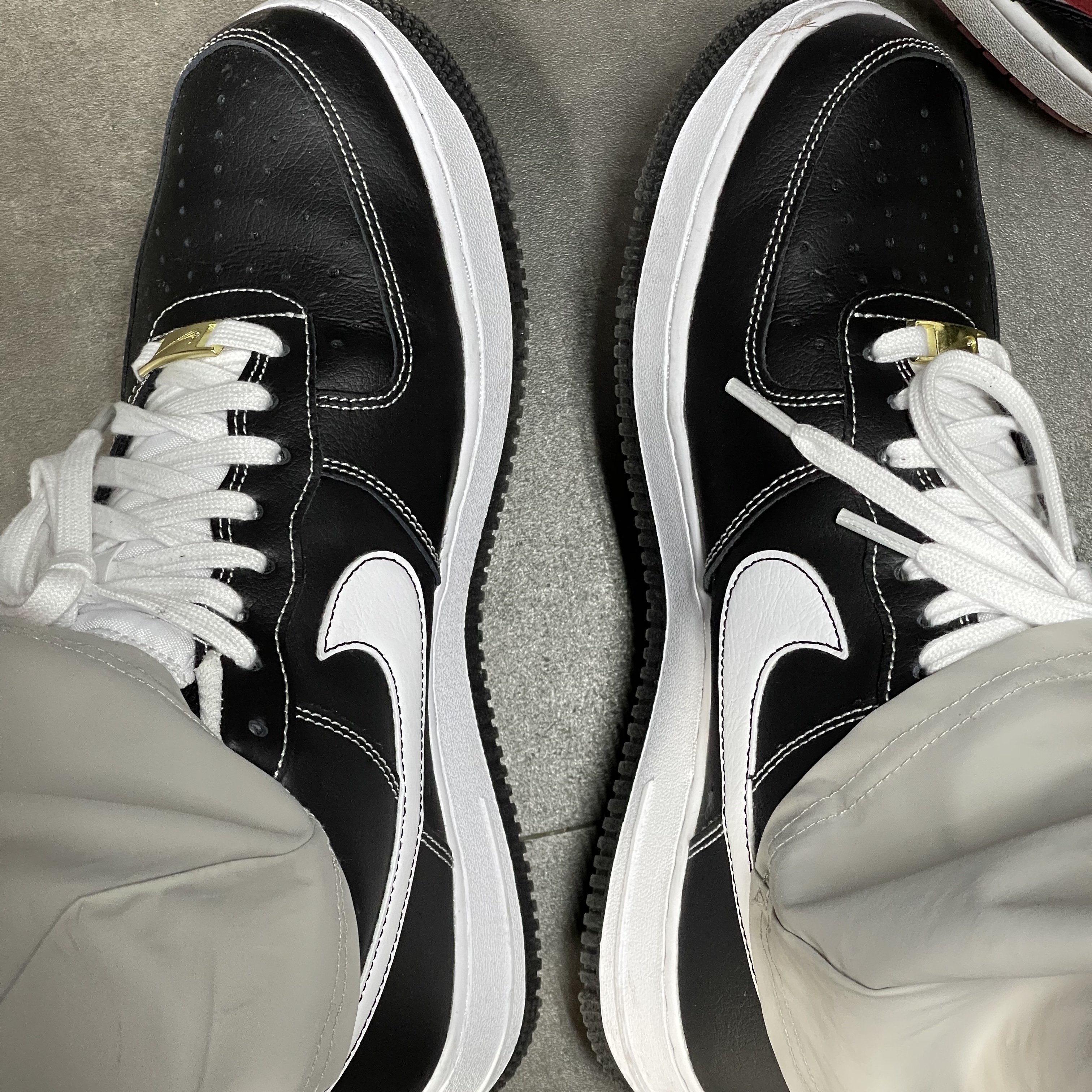 Nike Air Force 1 '07 First Use Black White 착용 스타일 - 1